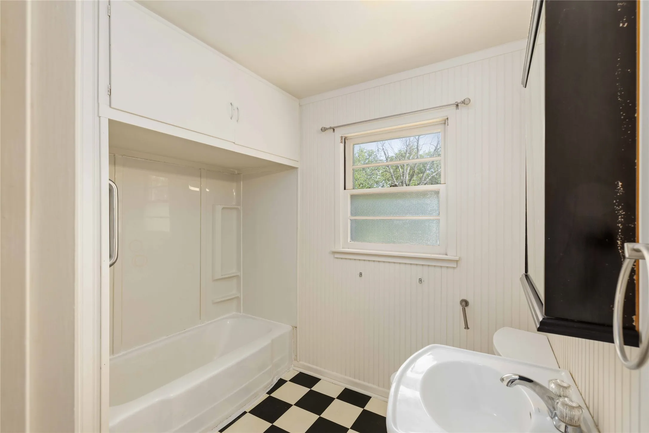 Single Family Residence For Sale in Coleman County , 615 E 10th Street, Coleman, Texas 76834, 2 Bedroom, 1 Bathroom, Garage spaces, 1,032 Sqft, built in 0, mls#21318220, Real Estate Agent in Coleman, Homes For Sale in Coleman county, Homes For Sale in Coleman, Realtor in Coleman Texas, Real Estate Brokerage Independent Realty Texas, Luminita Cordes Realtor