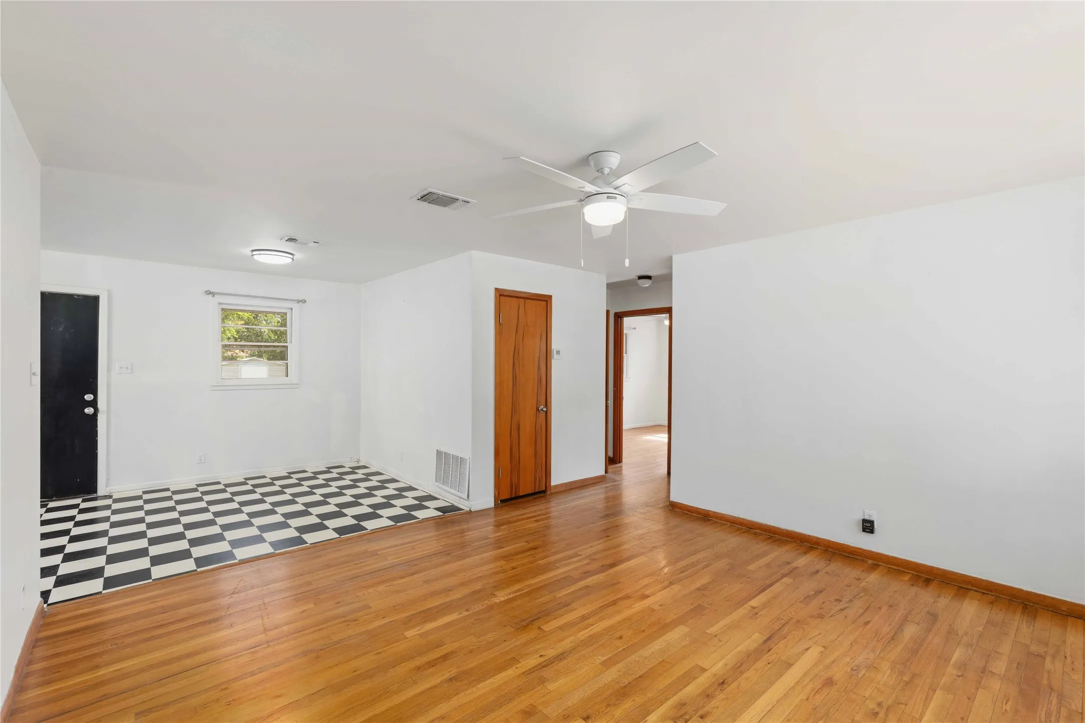 Single Family Residence For Sale in Coleman County , 615 E 10th Street, Coleman, Texas 76834, 2 Bedroom, 1 Bathroom, Garage spaces, 1,032 Sqft, built in 0, mls#21318220, Real Estate Agent in Coleman, Homes For Sale in Coleman county, Homes For Sale in Coleman, Realtor in Coleman Texas, Real Estate Brokerage Independent Realty Texas, Luminita Cordes Realtor