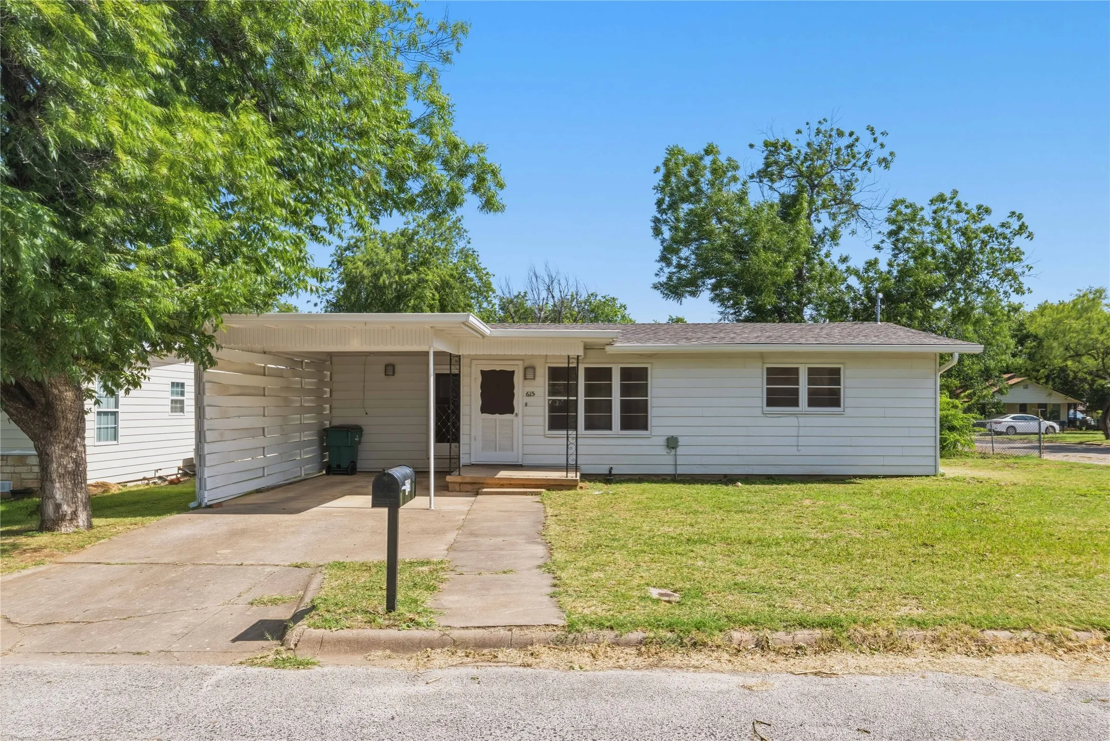 Single Family Residence For Sale in Coleman County , 615 E 10th Street, Coleman, Texas 76834, 2 Bedroom, 1 Bathroom, Garage spaces, 1,032 Sqft, built in 0, mls#21318220, Real Estate Agent in Coleman, Homes For Sale in Coleman county, Homes For Sale in Coleman, Realtor in Coleman Texas, Real Estate Brokerage Independent Realty Texas, Luminita Cordes Realtor
