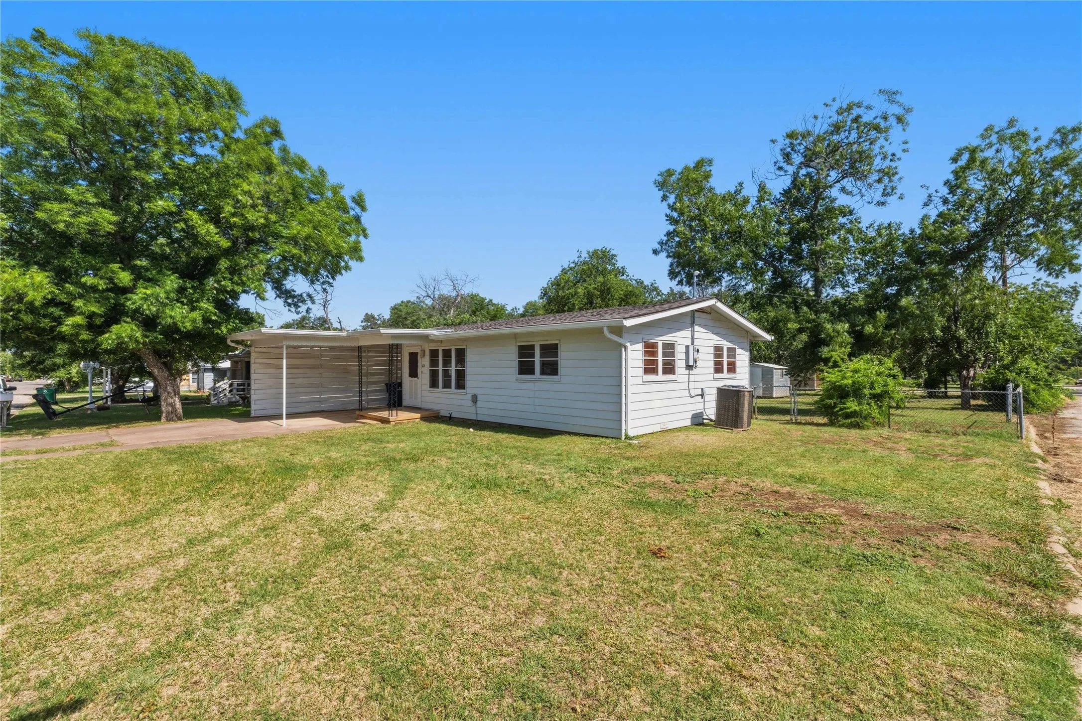 Single Family Residence For Sale in Coleman County , 615 E 10th Street, Coleman, Texas 76834, 2 Bedroom, 1 Bathroom, Garage spaces, 1,032 Sqft, built in 0, mls#21318220, Real Estate Agent in Coleman, Homes For Sale in Coleman county, Homes For Sale in Coleman, Realtor in Coleman Texas, Real Estate Brokerage Independent Realty Texas, Luminita Cordes Realtor