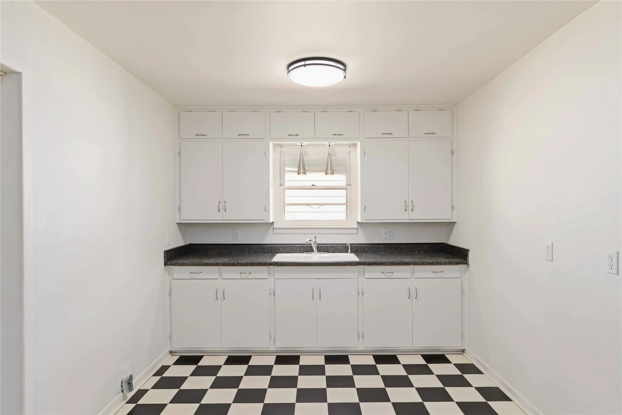 Single Family Residence For Sale in Coleman County , 615 E 10th Street, Coleman, Texas 76834, 2 Bedroom, 1 Bathroom, Garage spaces, 1,032 Sqft, built in 0, mls#21318220, Real Estate Agent in Coleman, Homes For Sale in Coleman county, Homes For Sale in Coleman, Realtor in Coleman Texas, Real Estate Brokerage Independent Realty Texas, Luminita Cordes Realtor