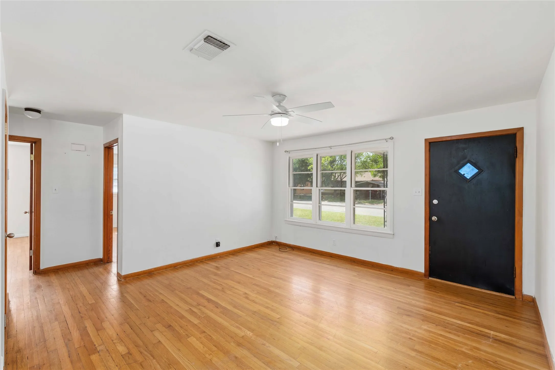 Single Family Residence For Sale in Coleman County , 615 E 10th Street, Coleman, Texas 76834, 2 Bedroom, 1 Bathroom, Garage spaces, 1,032 Sqft, built in 0, mls#21318220, Real Estate Agent in Coleman, Homes For Sale in Coleman county, Homes For Sale in Coleman, Realtor in Coleman Texas, Real Estate Brokerage Independent Realty Texas, Luminita Cordes Realtor