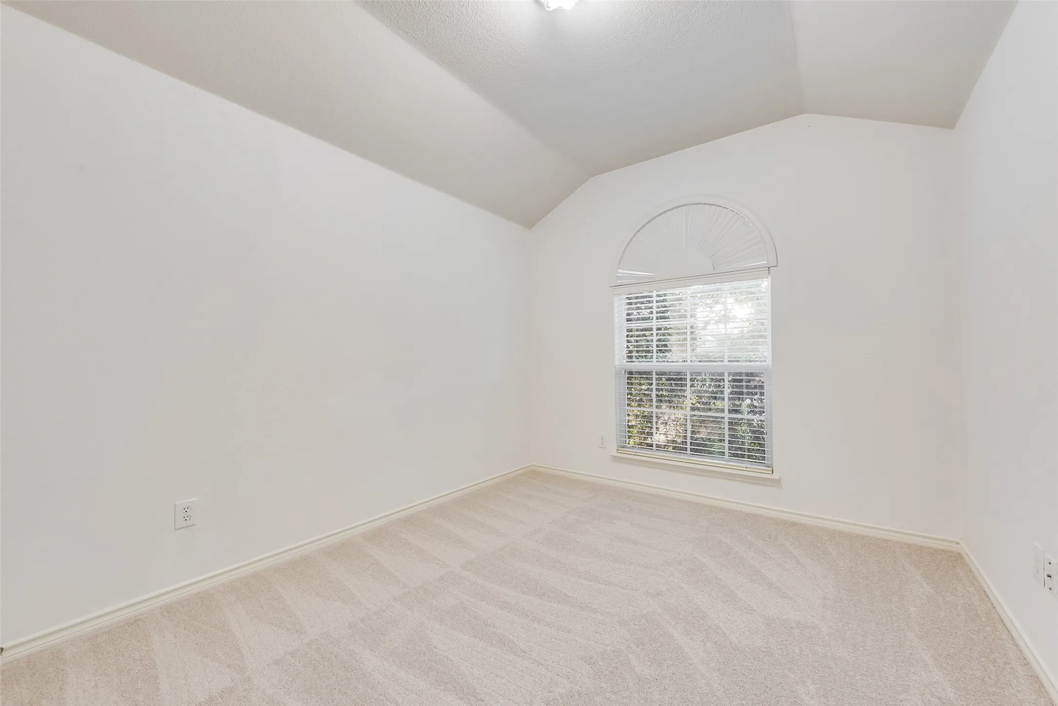 Single Family Residence For Rent in Collin County , 12300 Latigo Drive, Frisco, Texas 75035, 3 Bedroom, 2 Bathroom, 2 Garage spaces, 1,814 Sqft, built in 2004, mls#21318190, Real Estate Agent in Frisco, Homes For Rent in Collin county, Homes For Rent in Frisco, Realtor in Frisco Texas, Real Estate Brokerage Independent Realty Texas, Luminita Cordes Realtor