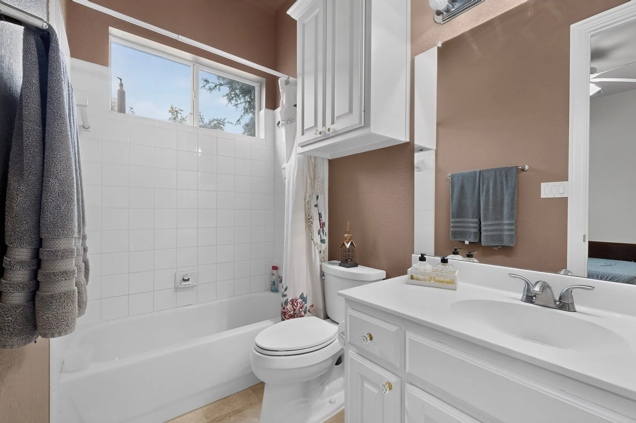 Single Family Residence For Sale in Denton County , 3609 Wise Lane, Flower Mound, Texas 75022, 5 Bedroom, 5 Bathroom, 2 Garage spaces, 4,319 Sqft, built in 2000, Price $999,500, mls#21317786, Real Estate Agent in Flower Mound, Homes For Sale in Denton county, Homes For Sale in Flower Mound, Realtor in Flower Mound Texas, Real Estate Brokerage Independent Realty Texas, Luminita Cordes Realtor