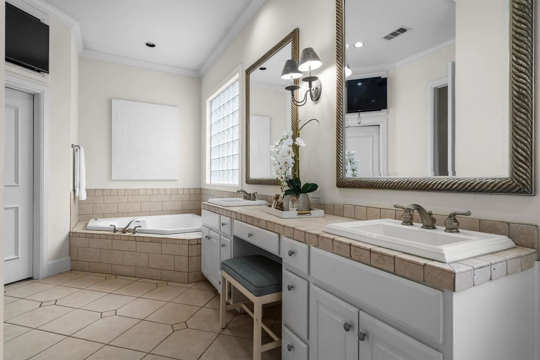 Single Family Residence For Sale in Tarrant County , 12 Park Row Court, Pantego, Texas 76013, 3 Bedroom, 3 Bathroom, 2 Garage spaces, 2,374 Sqft, built in 2000, mls#21312262, Real Estate Agent in Pantego, Homes For Sale in Tarrant county, Homes For Sale in Pantego, Realtor in Pantego Texas, Real Estate Brokerage Independent Realty Texas, Luminita Cordes Realtor