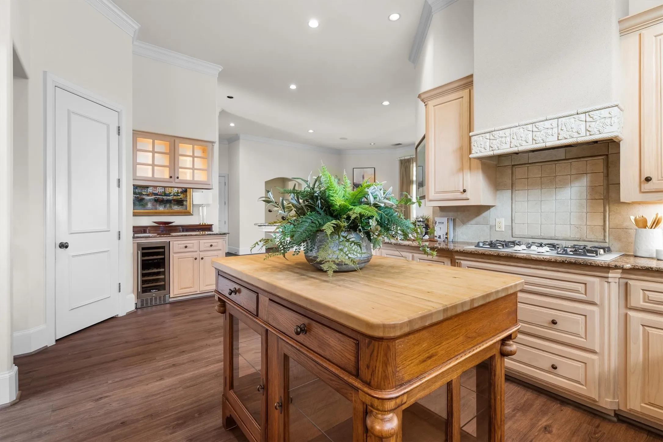 Single Family Residence For Sale in Tarrant County , 12 Park Row Court, Pantego, Texas 76013, 3 Bedroom, 3 Bathroom, 2 Garage spaces, 2,374 Sqft, built in 2000, mls#21312262, Real Estate Agent in Pantego, Homes For Sale in Tarrant county, Homes For Sale in Pantego, Realtor in Pantego Texas, Real Estate Brokerage Independent Realty Texas, Luminita Cordes Realtor