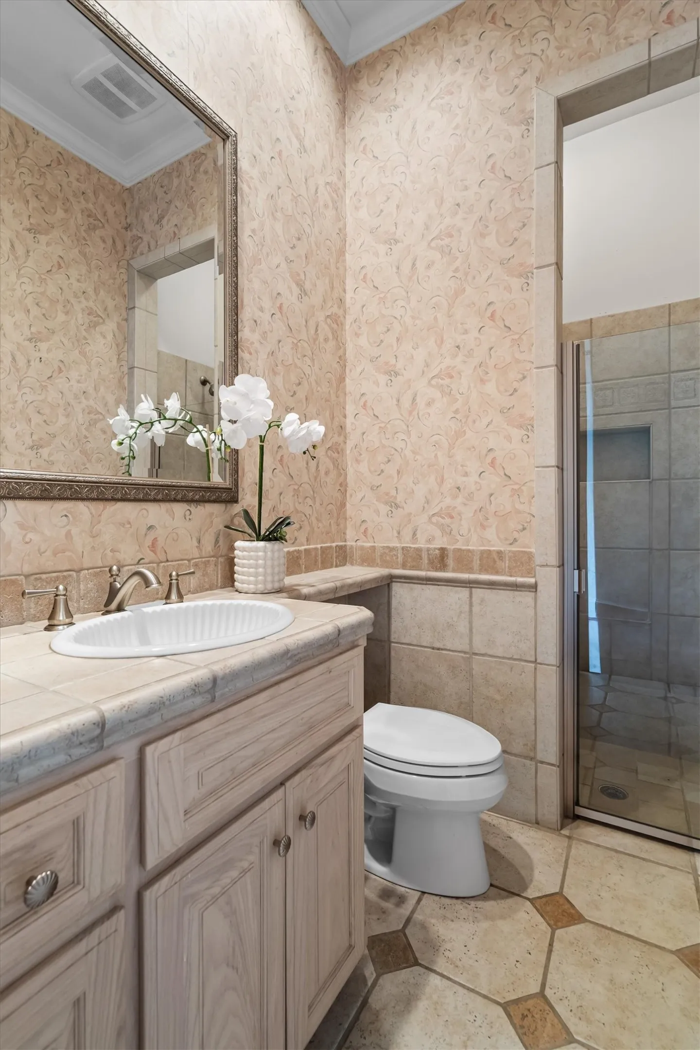 Single Family Residence For Sale in Tarrant County , 12 Park Row Court, Pantego, Texas 76013, 3 Bedroom, 3 Bathroom, 2 Garage spaces, 2,374 Sqft, built in 2000, mls#21312262, Real Estate Agent in Pantego, Homes For Sale in Tarrant county, Homes For Sale in Pantego, Realtor in Pantego Texas, Real Estate Brokerage Independent Realty Texas, Luminita Cordes Realtor