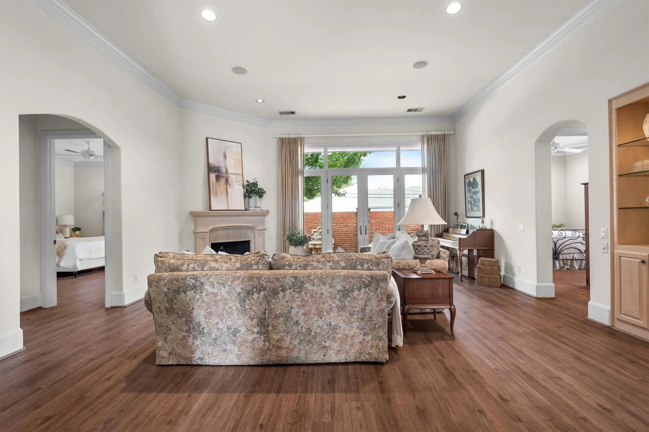 Single Family Residence For Sale in Tarrant County , 12 Park Row Court, Pantego, Texas 76013, 3 Bedroom, 3 Bathroom, 2 Garage spaces, 2,374 Sqft, built in 2000, mls#21312262, Real Estate Agent in Pantego, Homes For Sale in Tarrant county, Homes For Sale in Pantego, Realtor in Pantego Texas, Real Estate Brokerage Independent Realty Texas, Luminita Cordes Realtor