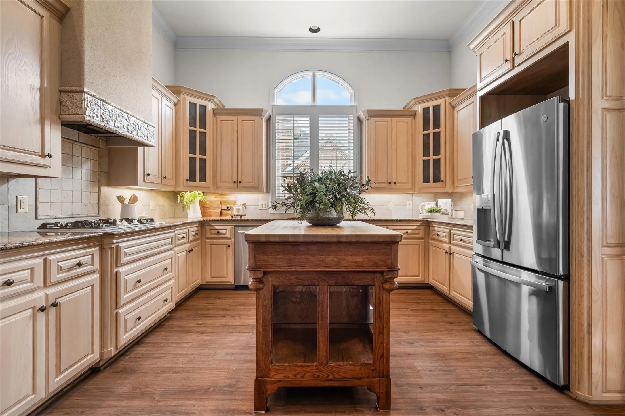 Single Family Residence For Sale in Tarrant County , 12 Park Row Court, Pantego, Texas 76013, 3 Bedroom, 3 Bathroom, 2 Garage spaces, 2,374 Sqft, built in 2000, mls#21312262, Real Estate Agent in Pantego, Homes For Sale in Tarrant county, Homes For Sale in Pantego, Realtor in Pantego Texas, Real Estate Brokerage Independent Realty Texas, Luminita Cordes Realtor