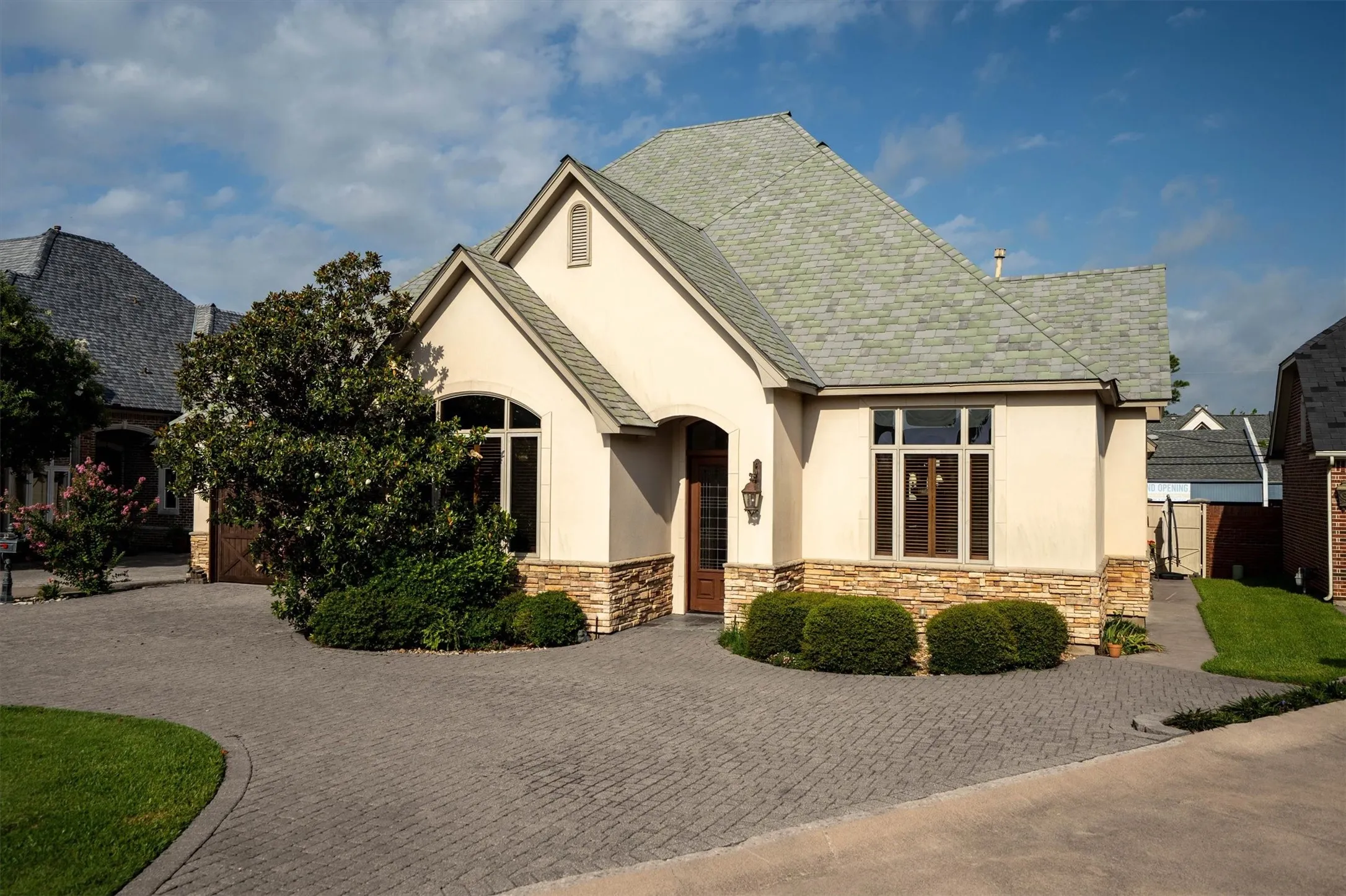 Single Family Residence For Sale in Tarrant County , 12 Park Row Court, Pantego, Texas 76013, 3 Bedroom, 3 Bathroom, 2 Garage spaces, 2,374 Sqft, built in 2000, mls#21312262, Real Estate Agent in Pantego, Homes For Sale in Tarrant county, Homes For Sale in Pantego, Realtor in Pantego Texas, Real Estate Brokerage Independent Realty Texas, Luminita Cordes Realtor