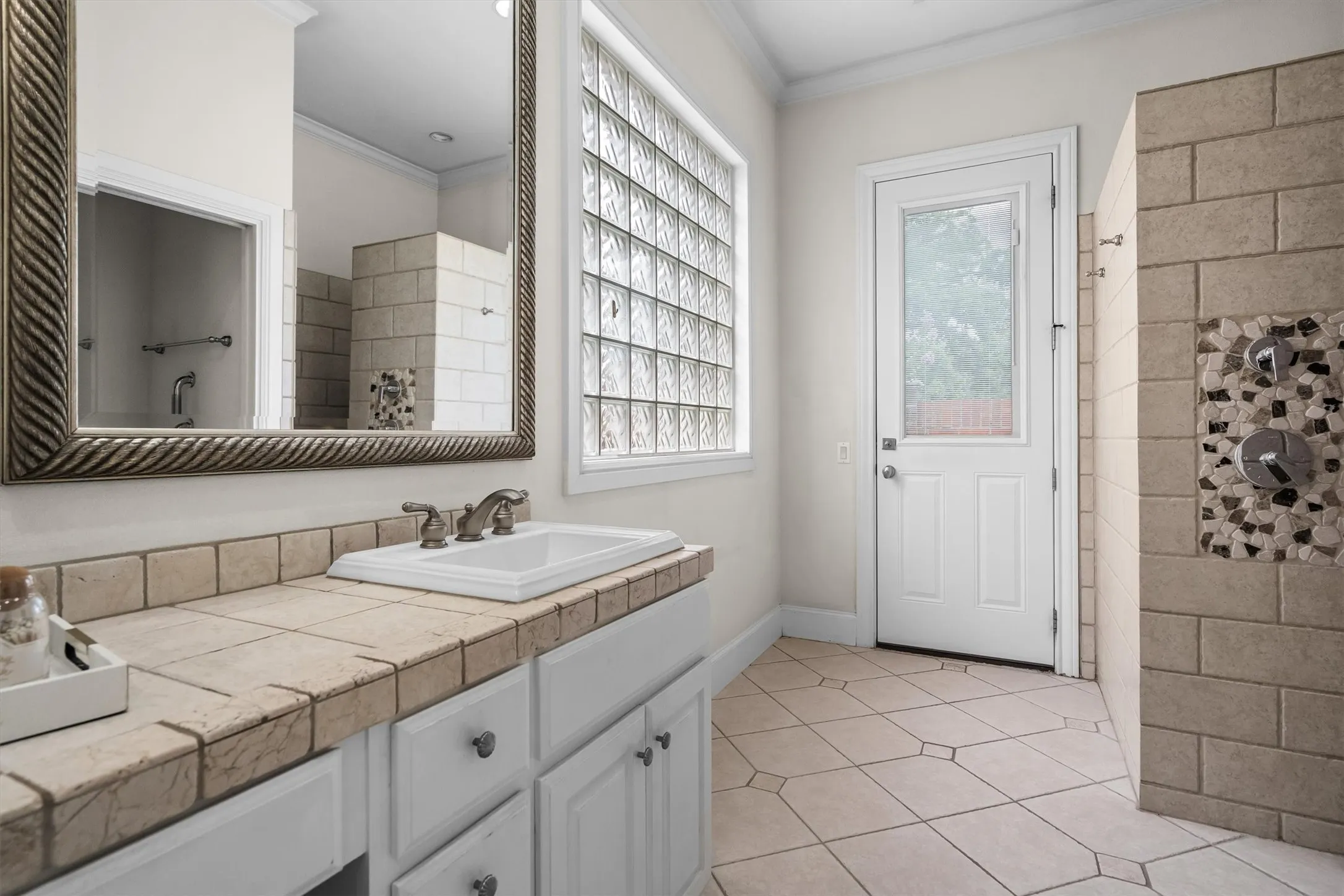 Single Family Residence For Sale in Tarrant County , 12 Park Row Court, Pantego, Texas 76013, 3 Bedroom, 3 Bathroom, 2 Garage spaces, 2,374 Sqft, built in 2000, mls#21312262, Real Estate Agent in Pantego, Homes For Sale in Tarrant county, Homes For Sale in Pantego, Realtor in Pantego Texas, Real Estate Brokerage Independent Realty Texas, Luminita Cordes Realtor