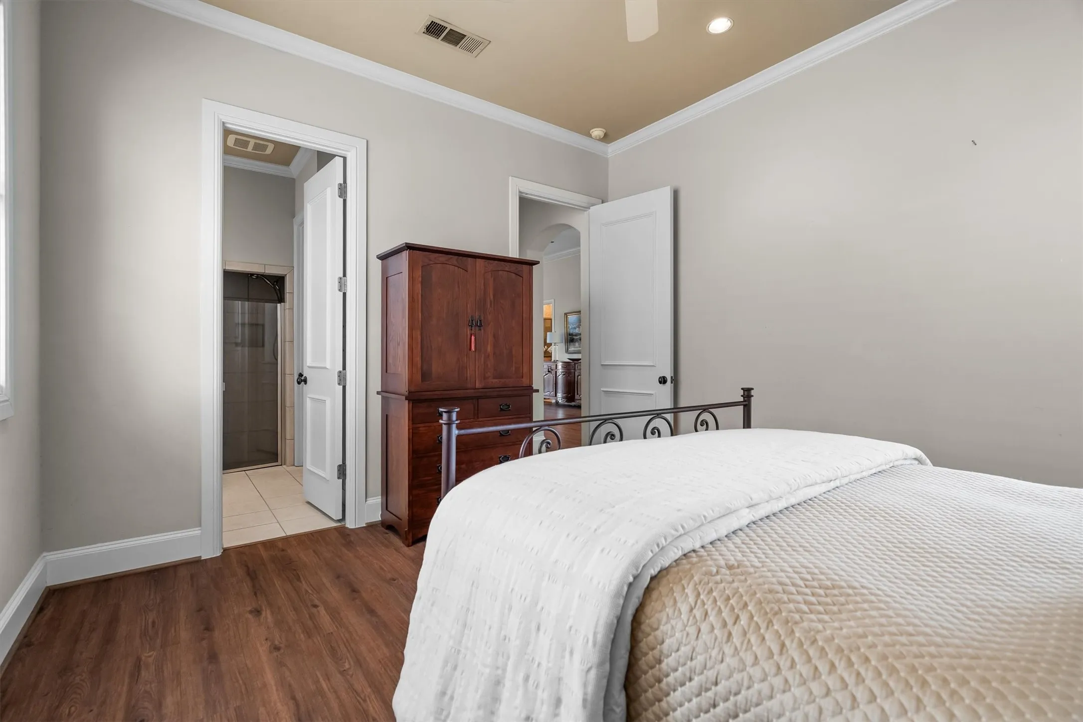 Single Family Residence For Sale in Tarrant County , 12 Park Row Court, Pantego, Texas 76013, 3 Bedroom, 3 Bathroom, 2 Garage spaces, 2,374 Sqft, built in 2000, mls#21312262, Real Estate Agent in Pantego, Homes For Sale in Tarrant county, Homes For Sale in Pantego, Realtor in Pantego Texas, Real Estate Brokerage Independent Realty Texas, Luminita Cordes Realtor