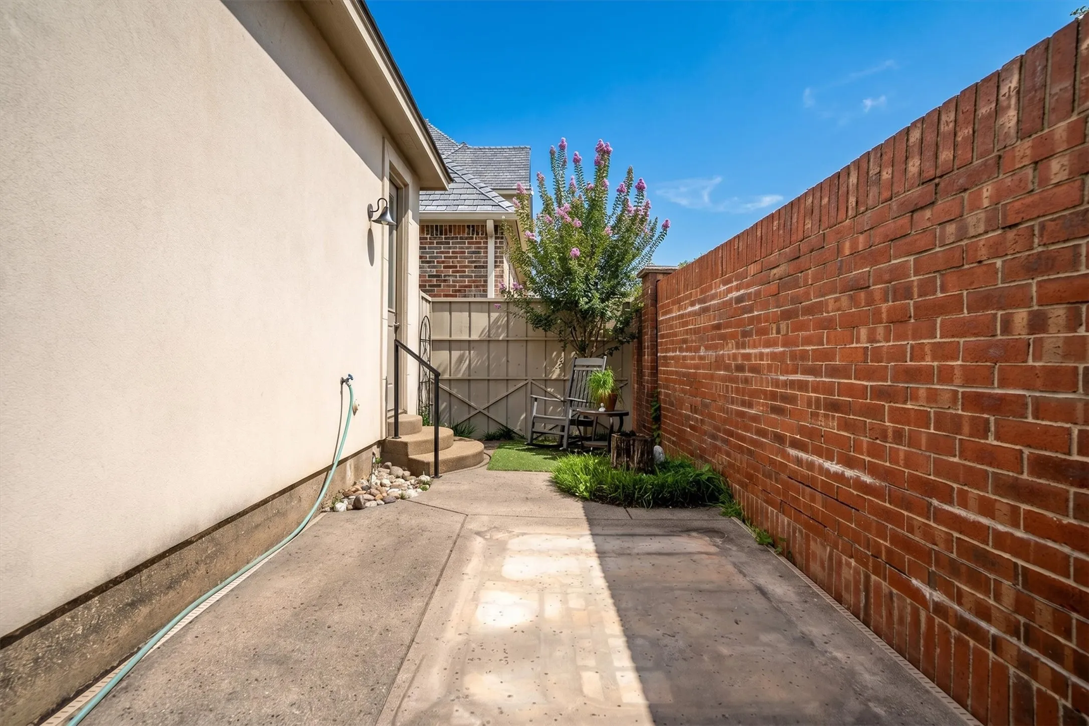 Single Family Residence For Sale in Tarrant County , 12 Park Row Court, Pantego, Texas 76013, 3 Bedroom, 3 Bathroom, 2 Garage spaces, 2,374 Sqft, built in 2000, mls#21312262, Real Estate Agent in Pantego, Homes For Sale in Tarrant county, Homes For Sale in Pantego, Realtor in Pantego Texas, Real Estate Brokerage Independent Realty Texas, Luminita Cordes Realtor