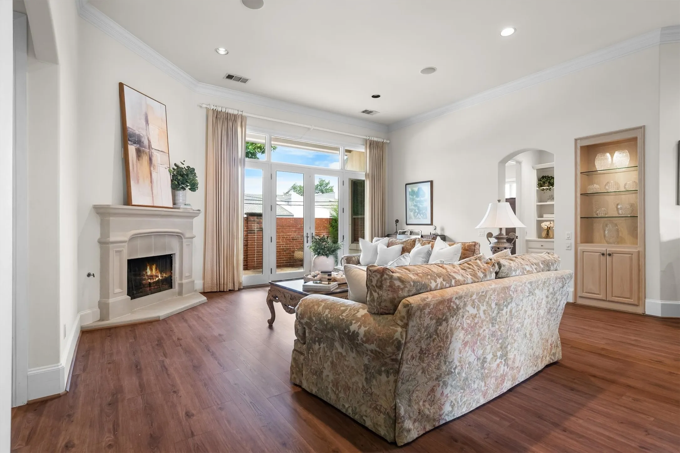 Single Family Residence For Sale in Tarrant County , 12 Park Row Court, Pantego, Texas 76013, 3 Bedroom, 3 Bathroom, 2 Garage spaces, 2,374 Sqft, built in 2000, mls#21312262, Real Estate Agent in Pantego, Homes For Sale in Tarrant county, Homes For Sale in Pantego, Realtor in Pantego Texas, Real Estate Brokerage Independent Realty Texas, Luminita Cordes Realtor