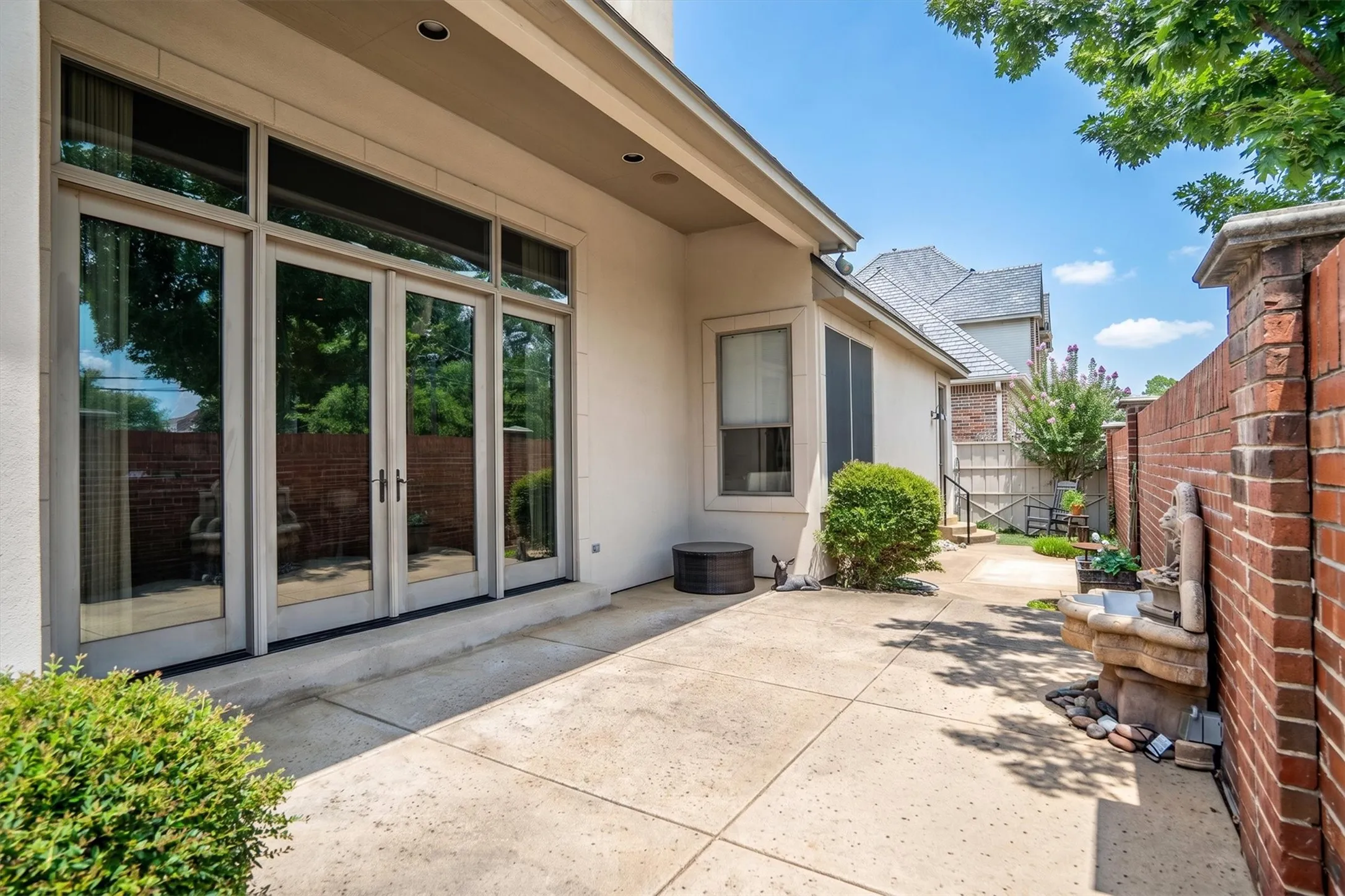 Single Family Residence For Sale in Tarrant County , 12 Park Row Court, Pantego, Texas 76013, 3 Bedroom, 3 Bathroom, 2 Garage spaces, 2,374 Sqft, built in 2000, mls#21312262, Real Estate Agent in Pantego, Homes For Sale in Tarrant county, Homes For Sale in Pantego, Realtor in Pantego Texas, Real Estate Brokerage Independent Realty Texas, Luminita Cordes Realtor