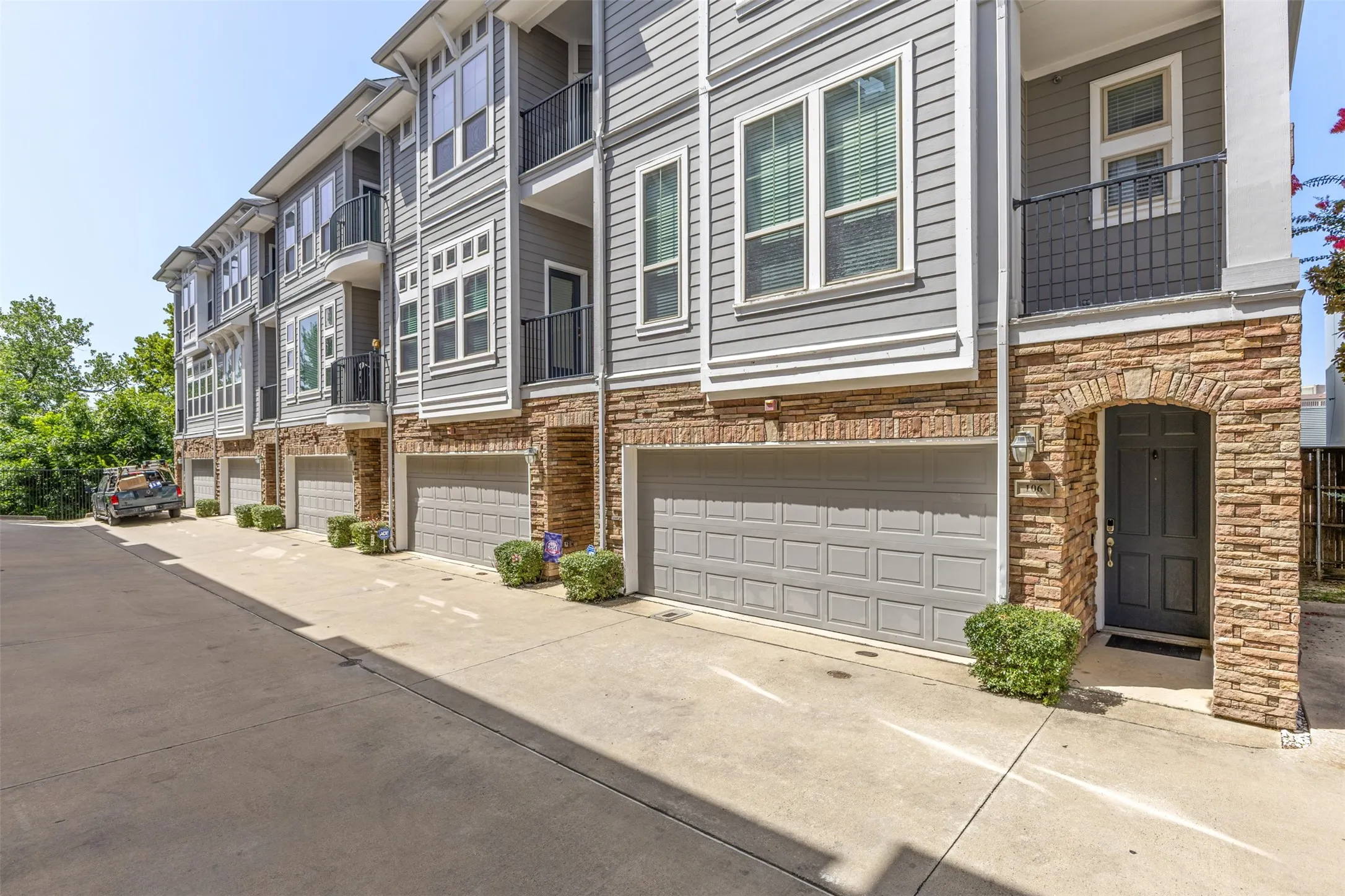 Condominium For Sale in Dallas County , 2326 Stutz Drive 106, Dallas, Texas 75235, 3 Bedroom, 4 Bathroom, 2 Garage spaces, 1,904 Sqft, built in 2008, mls#21317560, Real Estate Agent in Dallas, Homes For Sale in Dallas county, Homes For Sale in Dallas, Realtor in Dallas Texas, Real Estate Brokerage Independent Realty Texas, Luminita Cordes Realtor