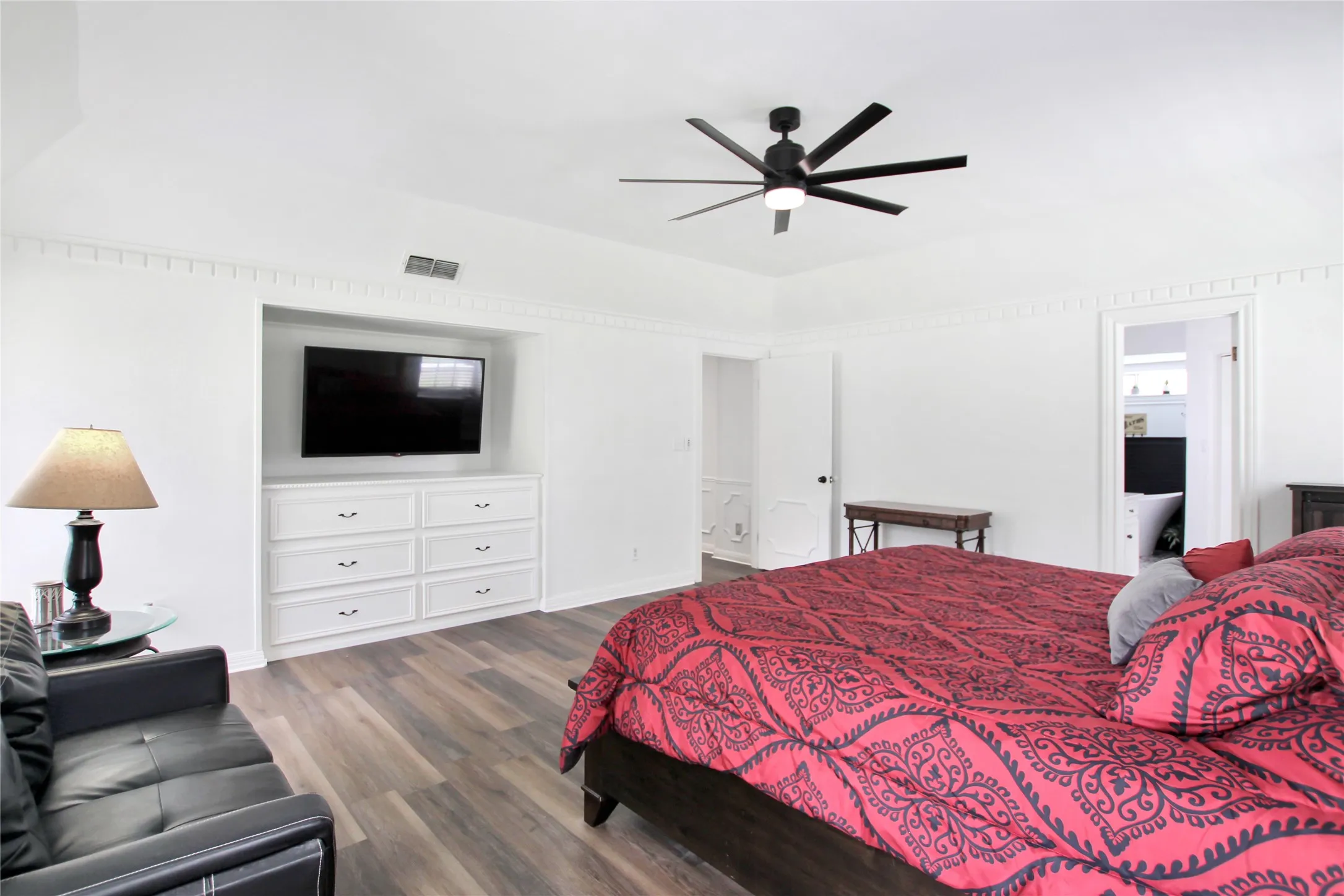 Single Family Residence For Sale in Cherokee County , 19413 US Highway 79 E, Jacksonville, Texas 75766, 5 Bedroom, 5 Bathroom, 3 Garage spaces, 6,151 Sqft, built in 1976, mls#21318293, Real Estate Agent in Jacksonville, Homes For Sale in Cherokee county, Homes For Sale in Jacksonville, Realtor in Jacksonville Texas, Real Estate Brokerage Independent Realty Texas, Luminita Cordes Realtor
