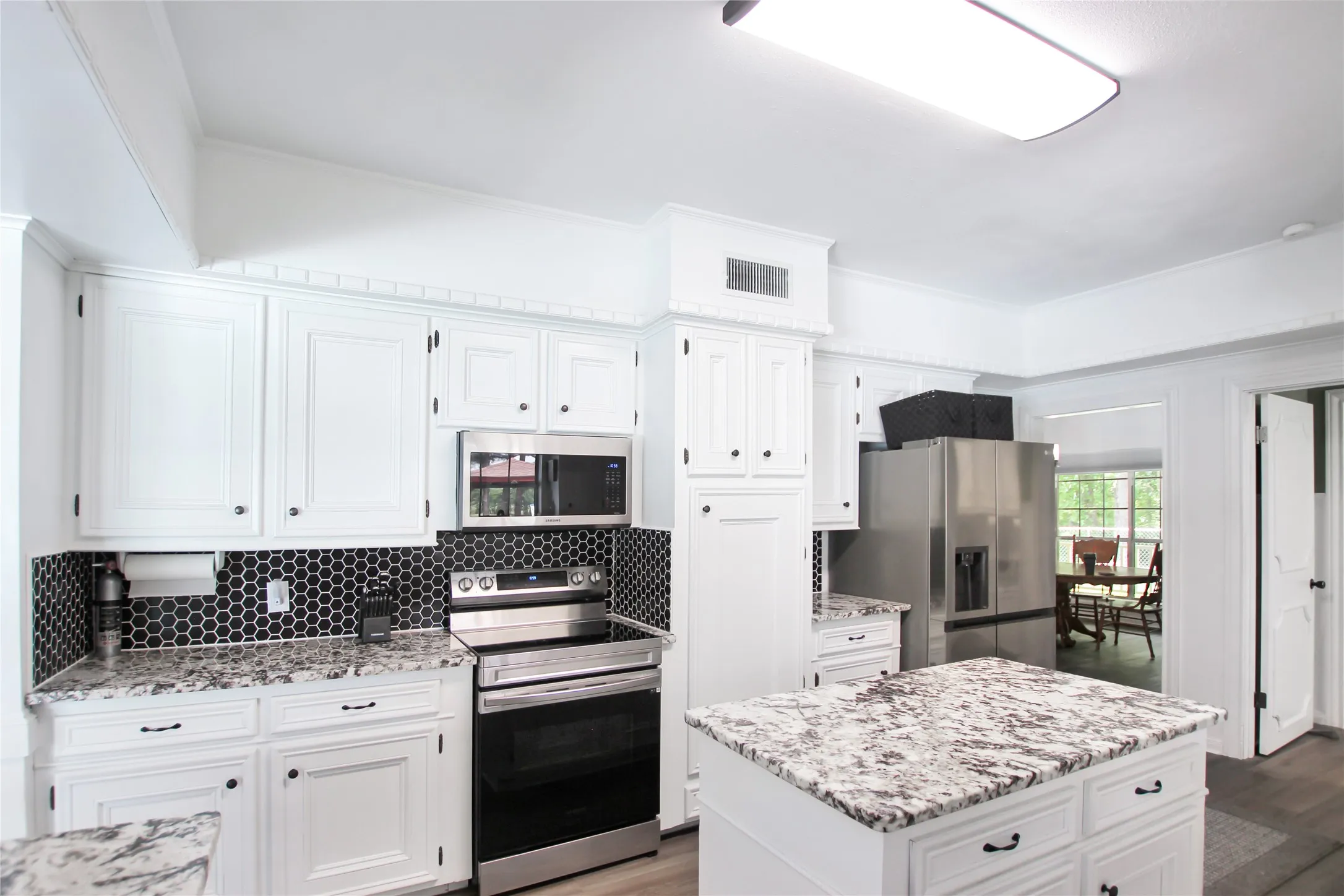Single Family Residence For Sale in Cherokee County , 19413 US Highway 79 E, Jacksonville, Texas 75766, 5 Bedroom, 5 Bathroom, 3 Garage spaces, 6,151 Sqft, built in 1976, mls#21318293, Real Estate Agent in Jacksonville, Homes For Sale in Cherokee county, Homes For Sale in Jacksonville, Realtor in Jacksonville Texas, Real Estate Brokerage Independent Realty Texas, Luminita Cordes Realtor