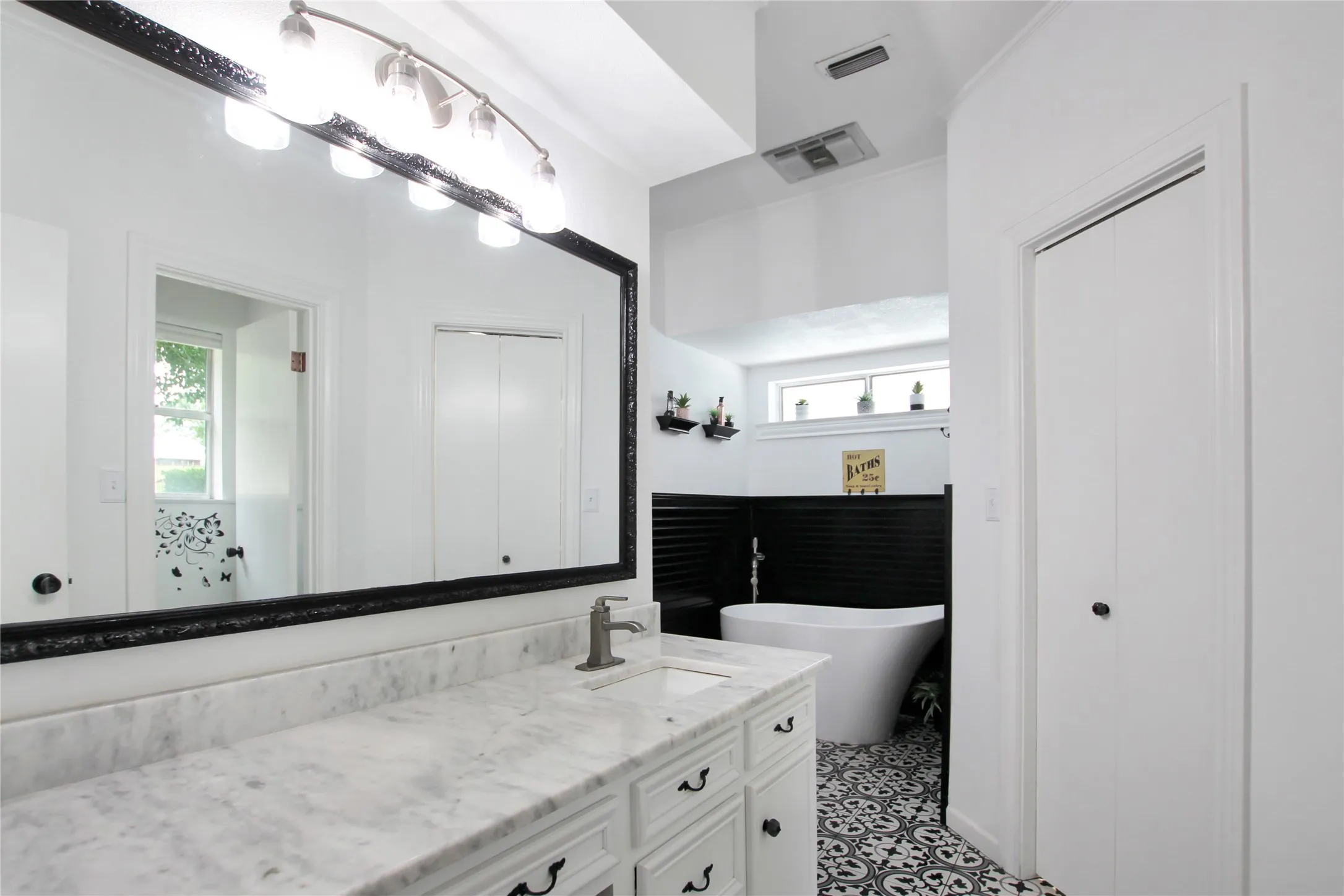 Single Family Residence For Sale in Cherokee County , 19413 US Highway 79 E, Jacksonville, Texas 75766, 5 Bedroom, 5 Bathroom, 3 Garage spaces, 6,151 Sqft, built in 1976, mls#21318293, Real Estate Agent in Jacksonville, Homes For Sale in Cherokee county, Homes For Sale in Jacksonville, Realtor in Jacksonville Texas, Real Estate Brokerage Independent Realty Texas, Luminita Cordes Realtor