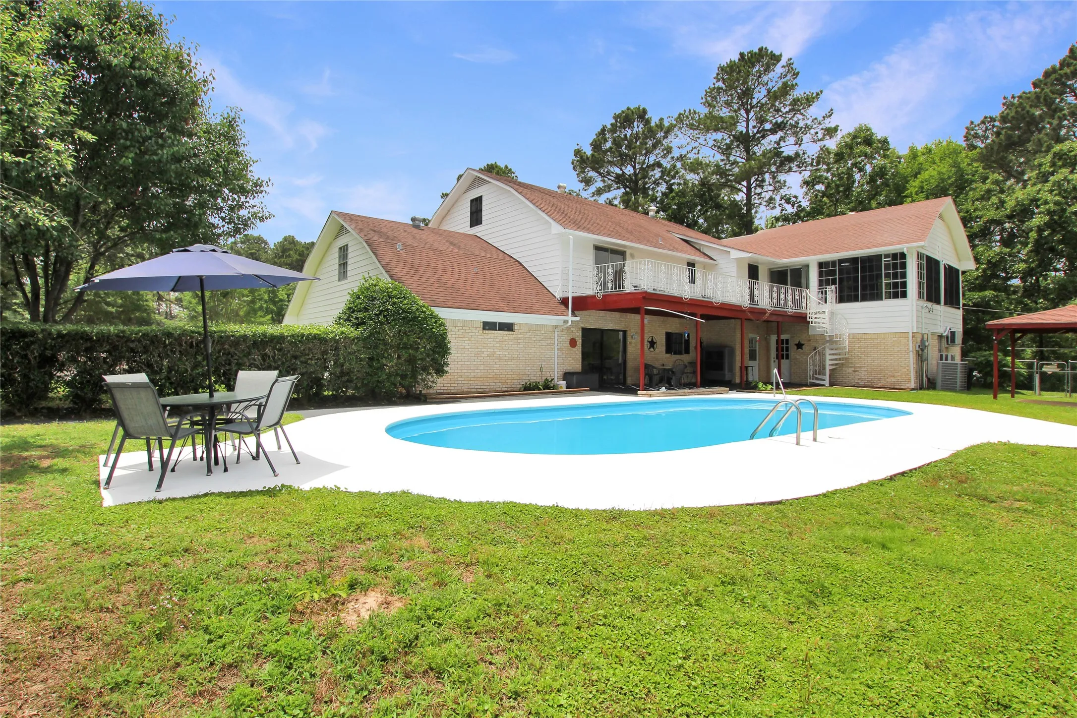 Single Family Residence For Sale in Cherokee County , 19413 US Highway 79 E, Jacksonville, Texas 75766, 5 Bedroom, 5 Bathroom, 3 Garage spaces, 6,151 Sqft, built in 1976, mls#21318293, Real Estate Agent in Jacksonville, Homes For Sale in Cherokee county, Homes For Sale in Jacksonville, Realtor in Jacksonville Texas, Real Estate Brokerage Independent Realty Texas, Luminita Cordes Realtor