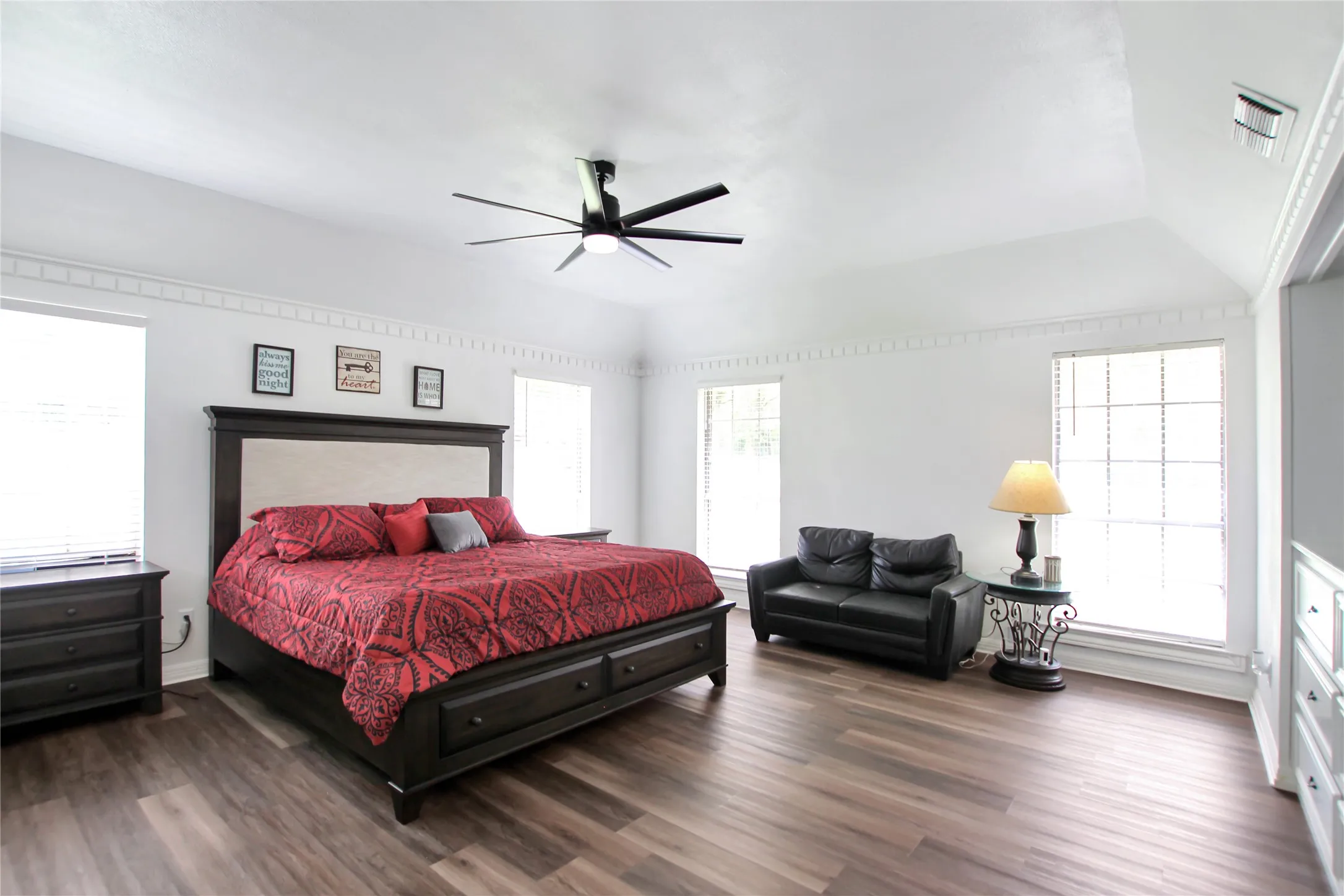Single Family Residence For Sale in Cherokee County , 19413 US Highway 79 E, Jacksonville, Texas 75766, 5 Bedroom, 5 Bathroom, 3 Garage spaces, 6,151 Sqft, built in 1976, mls#21318293, Real Estate Agent in Jacksonville, Homes For Sale in Cherokee county, Homes For Sale in Jacksonville, Realtor in Jacksonville Texas, Real Estate Brokerage Independent Realty Texas, Luminita Cordes Realtor