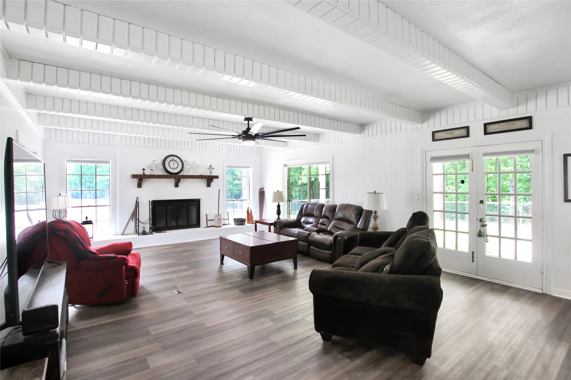 Single Family Residence For Sale in Cherokee County , 19413 US Highway 79 E, Jacksonville, Texas 75766, 5 Bedroom, 5 Bathroom, 3 Garage spaces, 6,151 Sqft, built in 1976, mls#21318293, Real Estate Agent in Jacksonville, Homes For Sale in Cherokee county, Homes For Sale in Jacksonville, Realtor in Jacksonville Texas, Real Estate Brokerage Independent Realty Texas, Luminita Cordes Realtor
