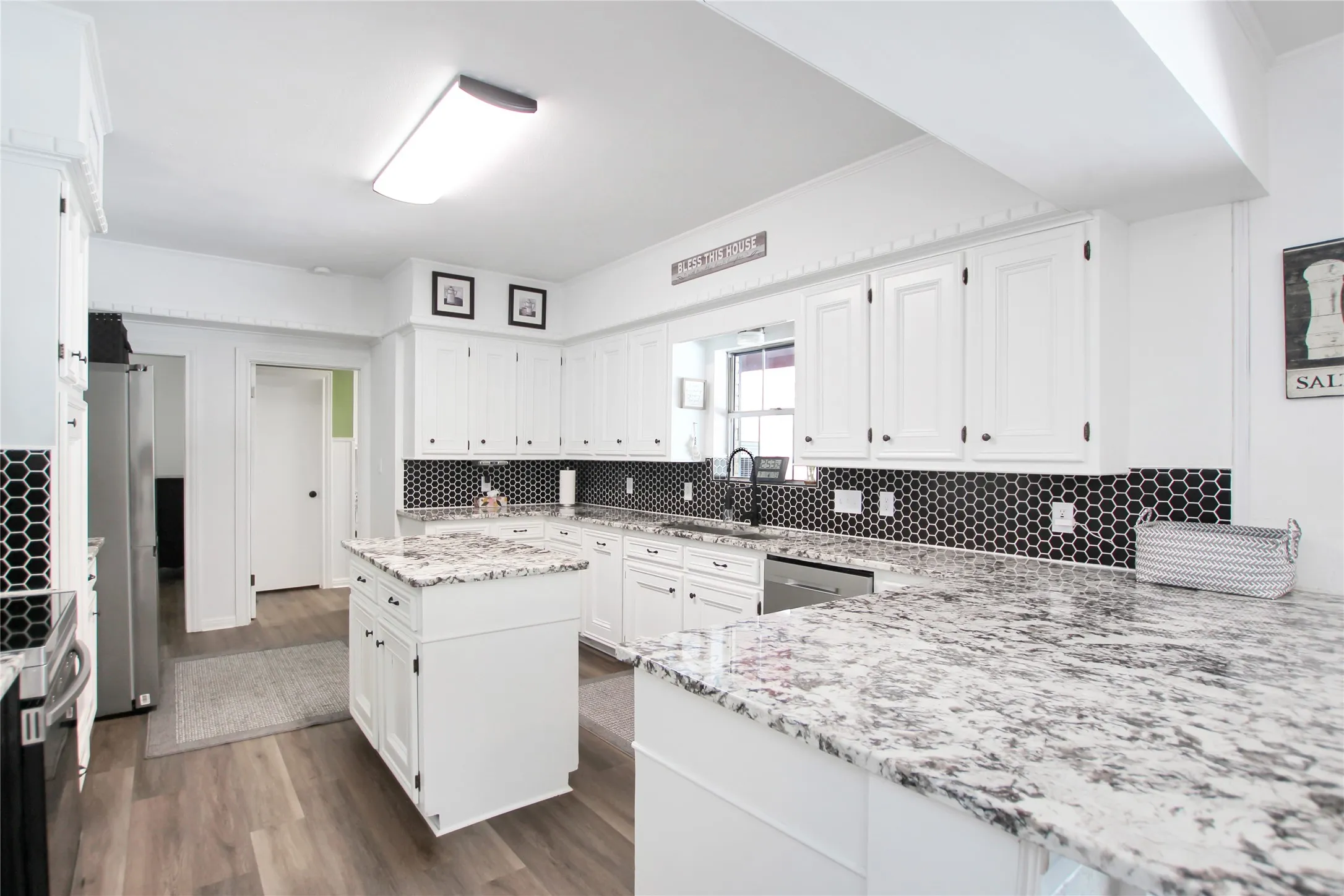 Single Family Residence For Sale in Cherokee County , 19413 US Highway 79 E, Jacksonville, Texas 75766, 5 Bedroom, 5 Bathroom, 3 Garage spaces, 6,151 Sqft, built in 1976, mls#21318293, Real Estate Agent in Jacksonville, Homes For Sale in Cherokee county, Homes For Sale in Jacksonville, Realtor in Jacksonville Texas, Real Estate Brokerage Independent Realty Texas, Luminita Cordes Realtor