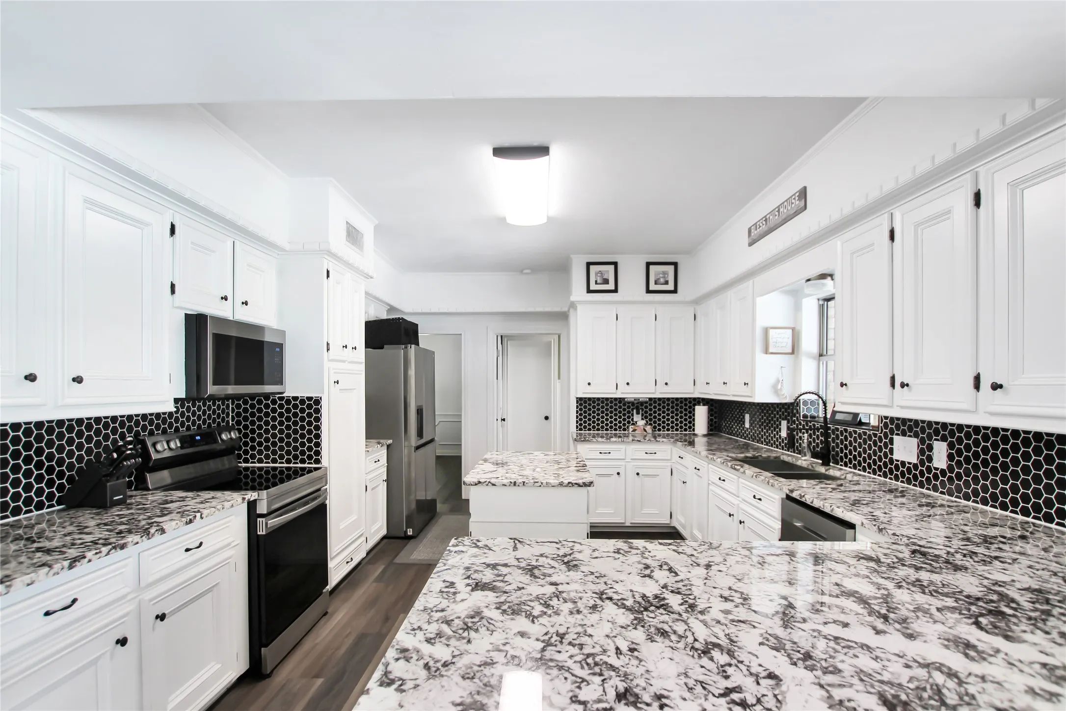 Single Family Residence For Sale in Cherokee County , 19413 US Highway 79 E, Jacksonville, Texas 75766, 5 Bedroom, 5 Bathroom, 3 Garage spaces, 6,151 Sqft, built in 1976, mls#21318293, Real Estate Agent in Jacksonville, Homes For Sale in Cherokee county, Homes For Sale in Jacksonville, Realtor in Jacksonville Texas, Real Estate Brokerage Independent Realty Texas, Luminita Cordes Realtor
