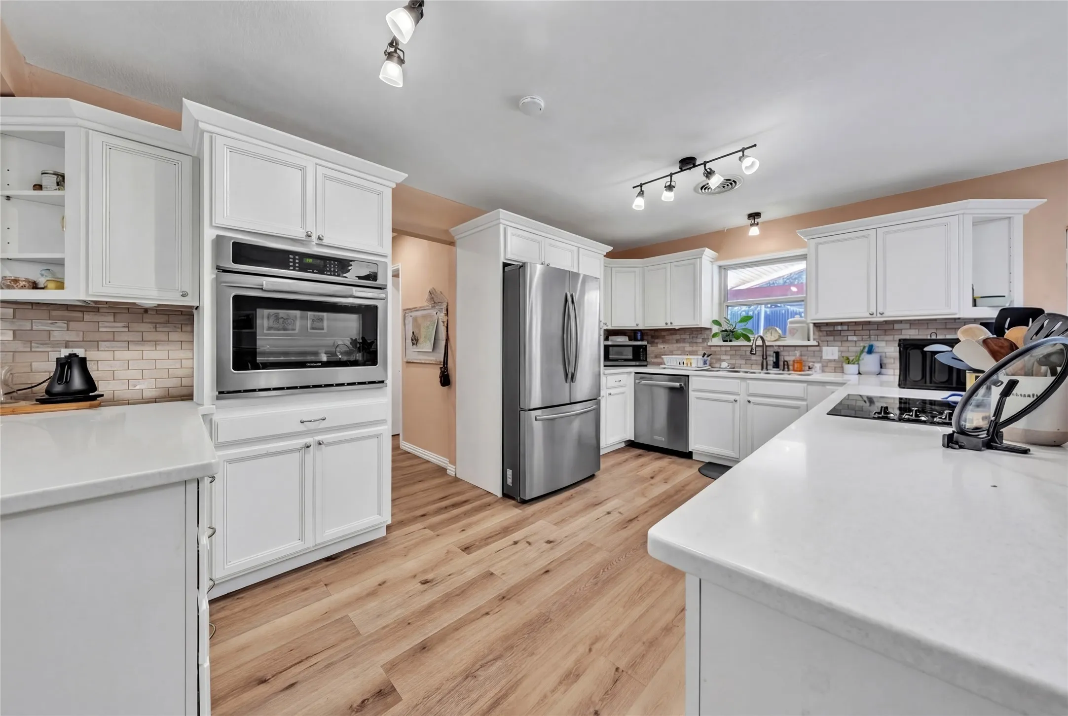 Single Family Residence For Sale in Johnson County , 311 Shady Oak Road, Keene, Texas 76059, 4 Bedroom, 3 Bathroom, 2 Garage spaces, 2,447 Sqft, built in 1978, mls#21309237, Real Estate Agent in Keene, Homes For Sale in Johnson county, Homes For Sale in Keene, Realtor in Keene Texas, Real Estate Brokerage Independent Realty Texas, Luminita Cordes Realtor