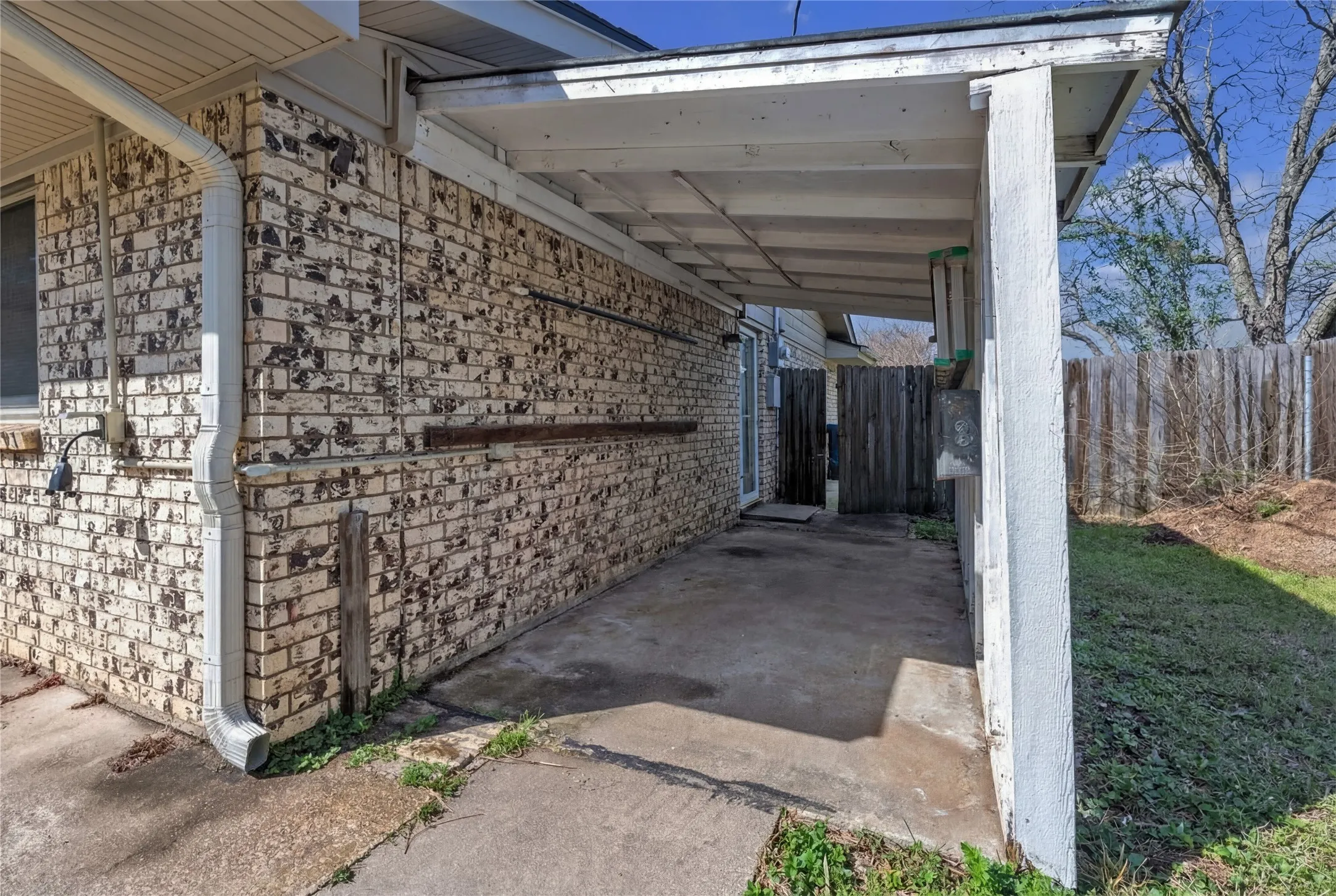 Single Family Residence For Sale in Johnson County , 311 Shady Oak Road, Keene, Texas 76059, 4 Bedroom, 3 Bathroom, 2 Garage spaces, 2,447 Sqft, built in 1978, mls#21309237, Real Estate Agent in Keene, Homes For Sale in Johnson county, Homes For Sale in Keene, Realtor in Keene Texas, Real Estate Brokerage Independent Realty Texas, Luminita Cordes Realtor