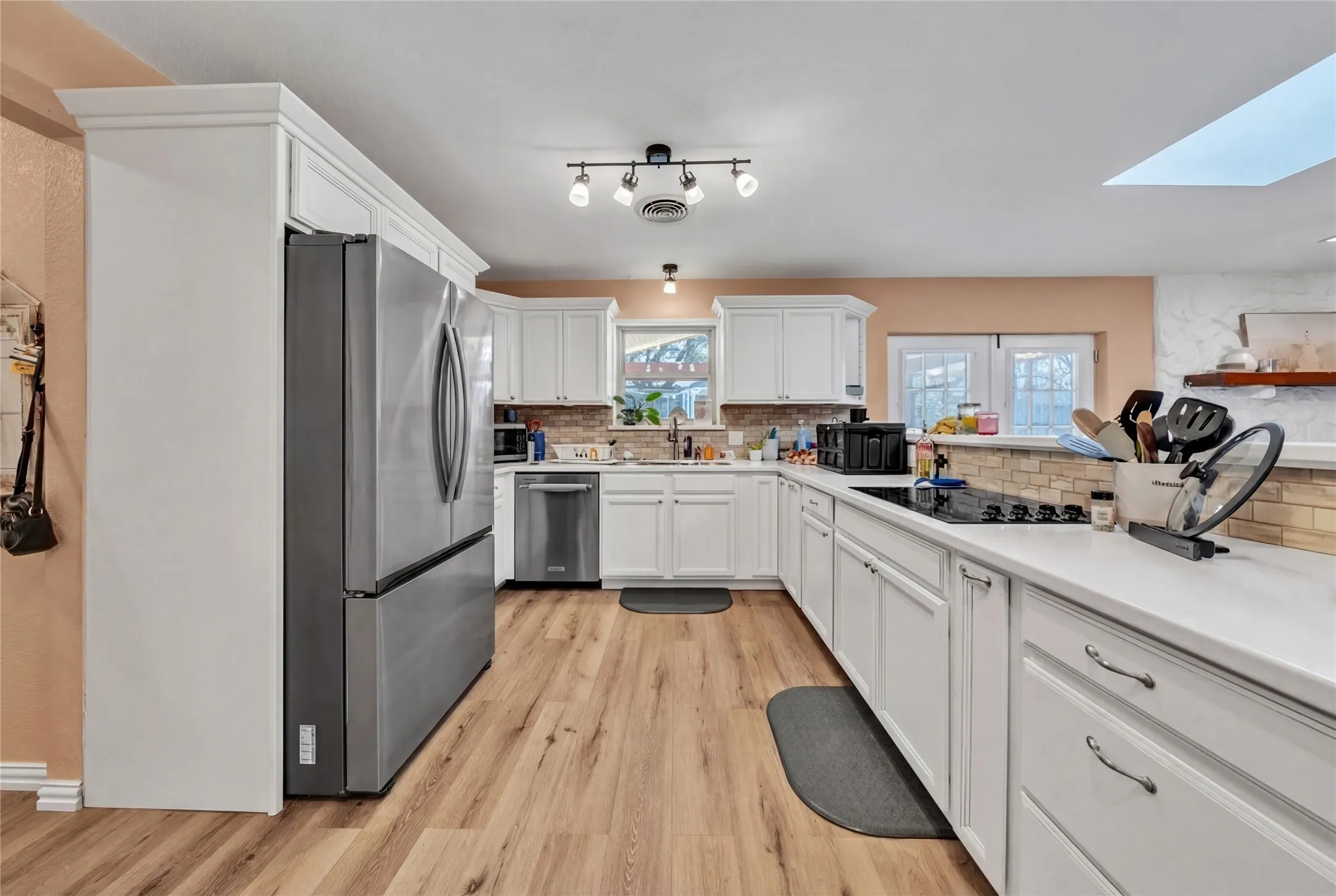 Single Family Residence For Sale in Johnson County , 311 Shady Oak Road, Keene, Texas 76059, 4 Bedroom, 3 Bathroom, 2 Garage spaces, 2,447 Sqft, built in 1978, mls#21309237, Real Estate Agent in Keene, Homes For Sale in Johnson county, Homes For Sale in Keene, Realtor in Keene Texas, Real Estate Brokerage Independent Realty Texas, Luminita Cordes Realtor