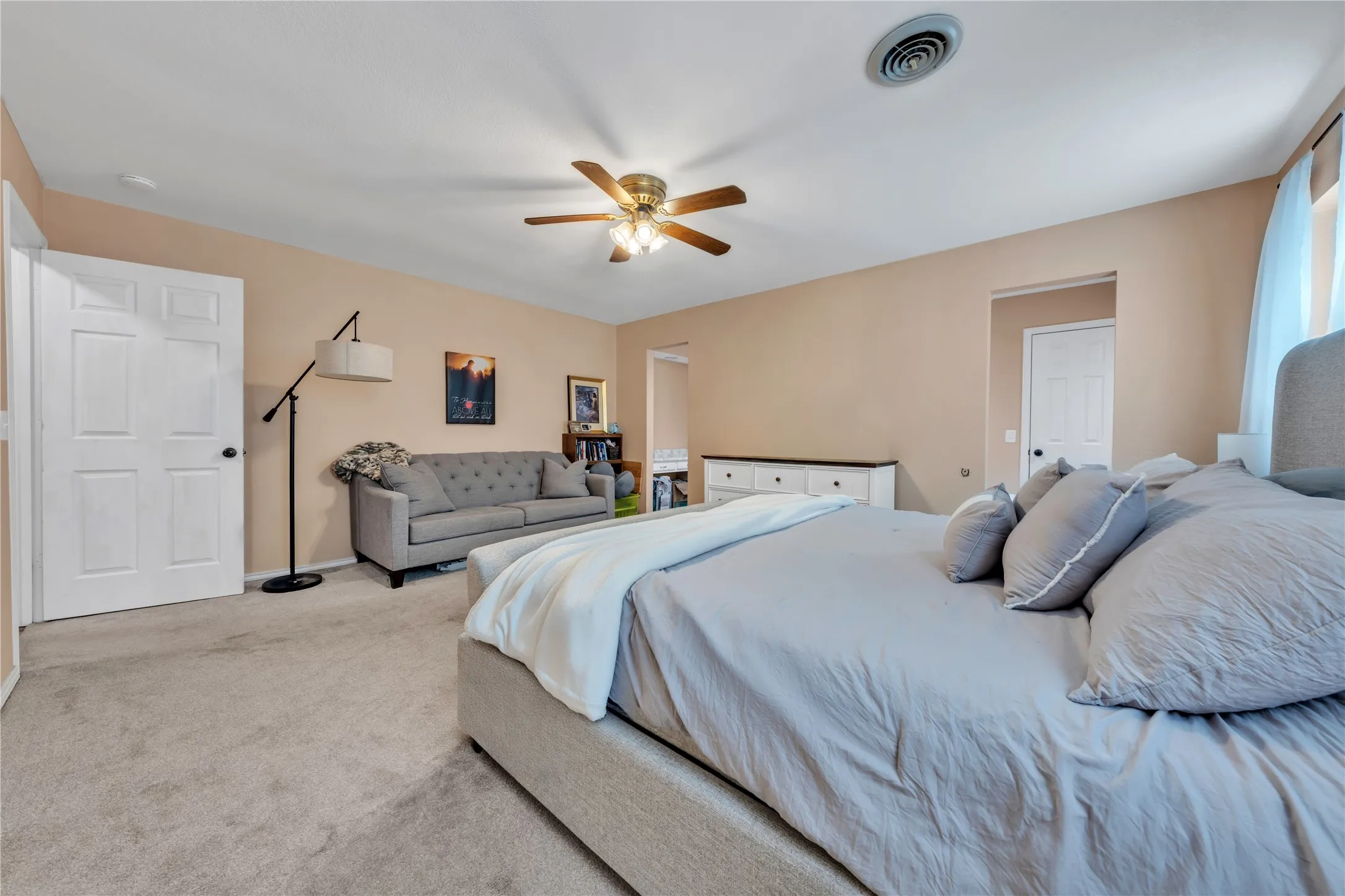 Single Family Residence For Sale in Johnson County , 311 Shady Oak Road, Keene, Texas 76059, 4 Bedroom, 3 Bathroom, 2 Garage spaces, 2,447 Sqft, built in 1978, mls#21309237, Real Estate Agent in Keene, Homes For Sale in Johnson county, Homes For Sale in Keene, Realtor in Keene Texas, Real Estate Brokerage Independent Realty Texas, Luminita Cordes Realtor
