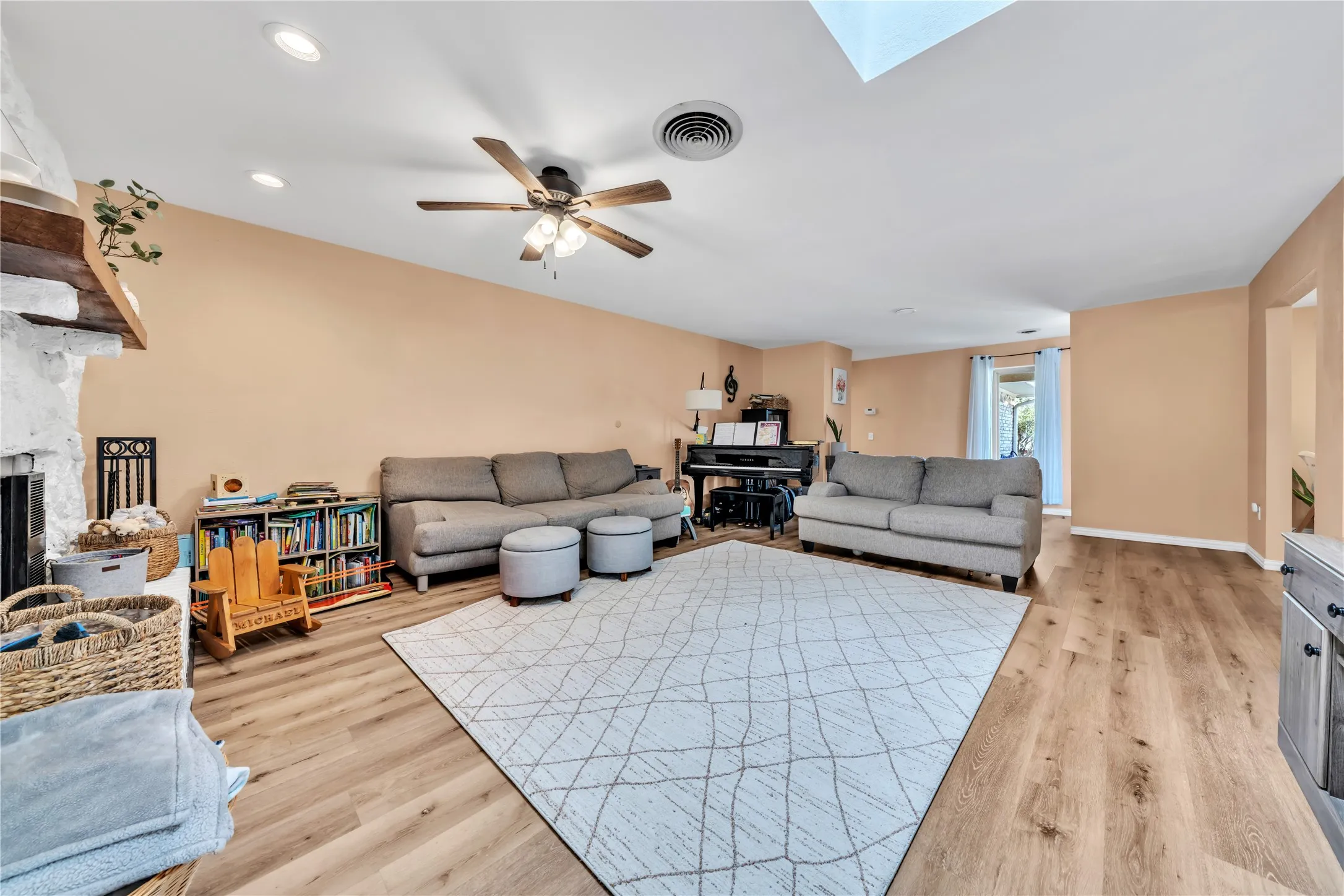 Single Family Residence For Sale in Johnson County , 311 Shady Oak Road, Keene, Texas 76059, 4 Bedroom, 3 Bathroom, 2 Garage spaces, 2,447 Sqft, built in 1978, mls#21309237, Real Estate Agent in Keene, Homes For Sale in Johnson county, Homes For Sale in Keene, Realtor in Keene Texas, Real Estate Brokerage Independent Realty Texas, Luminita Cordes Realtor