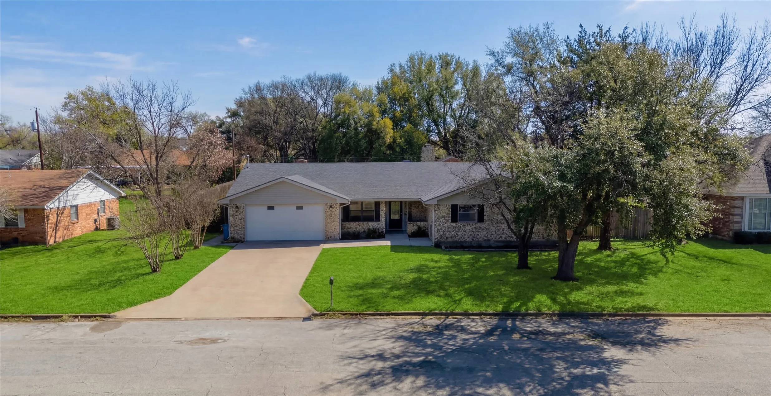 Single Family Residence For Sale in Johnson County , 311 Shady Oak Road, Keene, Texas 76059, 4 Bedroom, 3 Bathroom, 2 Garage spaces, 2,447 Sqft, built in 1978, mls#21309237, Real Estate Agent in Keene, Homes For Sale in Johnson county, Homes For Sale in Keene, Realtor in Keene Texas, Real Estate Brokerage Independent Realty Texas, Luminita Cordes Realtor