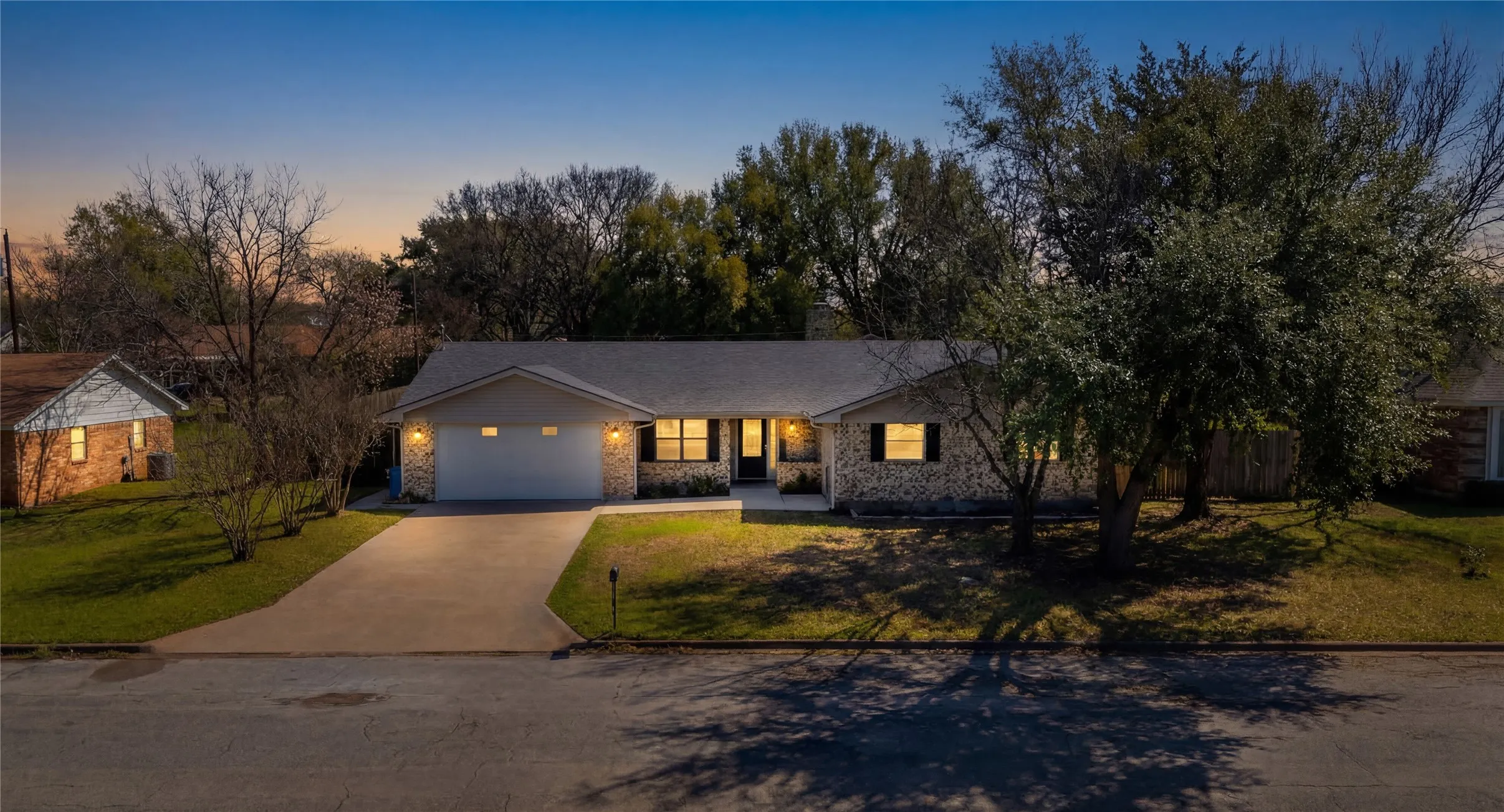 Single Family Residence For Sale in Johnson County , 311 Shady Oak Road, Keene, Texas 76059, 4 Bedroom, 3 Bathroom, 2 Garage spaces, 2,447 Sqft, built in 1978, mls#21309237, Real Estate Agent in Keene, Homes For Sale in Johnson county, Homes For Sale in Keene, Realtor in Keene Texas, Real Estate Brokerage Independent Realty Texas, Luminita Cordes Realtor