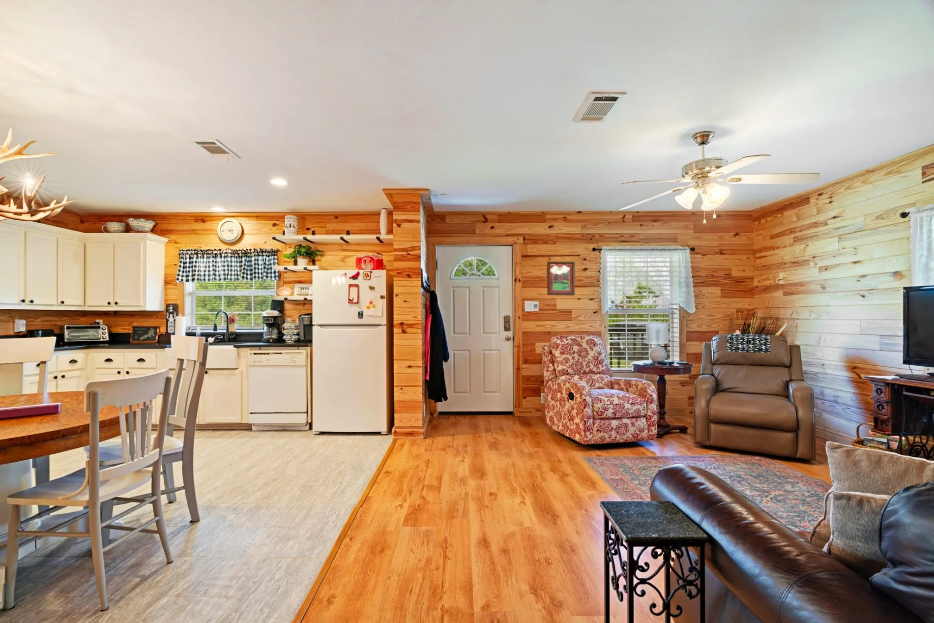 Farm For Sale in Fannin County , 1101 County Road 2810, Honey Grove, Texas 75446, 3 Bedroom, 3 Bathroom, Garage spaces, 2,060 Sqft, built in 2007, mls#21317071, Real Estate Agent in Honey Grove, Homes For Sale in Fannin county, Homes For Sale in Honey Grove, Realtor in Honey Grove Texas, Real Estate Brokerage Independent Realty Texas, Luminita Cordes Realtor