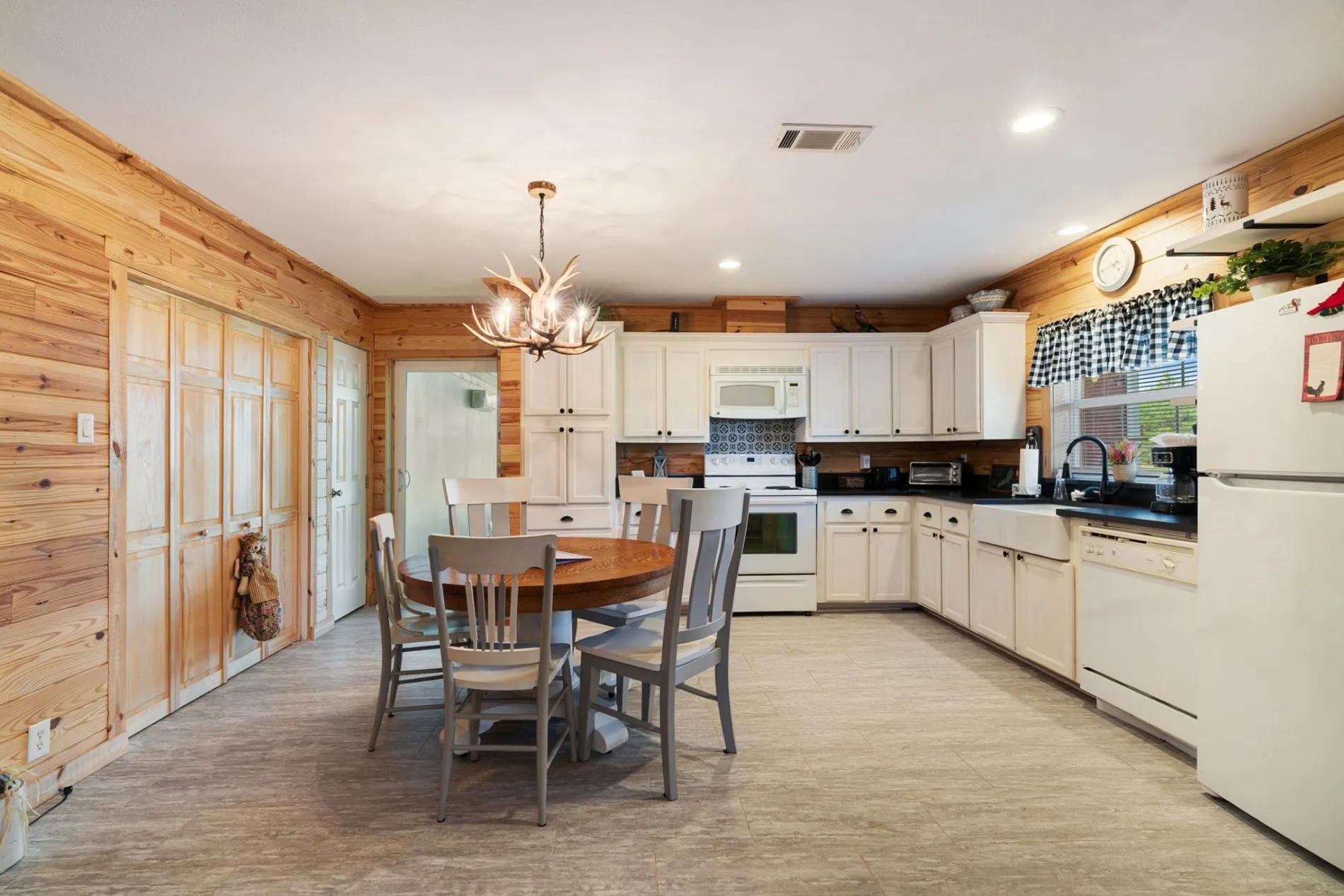 Farm For Sale in Fannin County , 1101 County Road 2810, Honey Grove, Texas 75446, 3 Bedroom, 3 Bathroom, Garage spaces, 2,060 Sqft, built in 2007, mls#21317071, Real Estate Agent in Honey Grove, Homes For Sale in Fannin county, Homes For Sale in Honey Grove, Realtor in Honey Grove Texas, Real Estate Brokerage Independent Realty Texas, Luminita Cordes Realtor