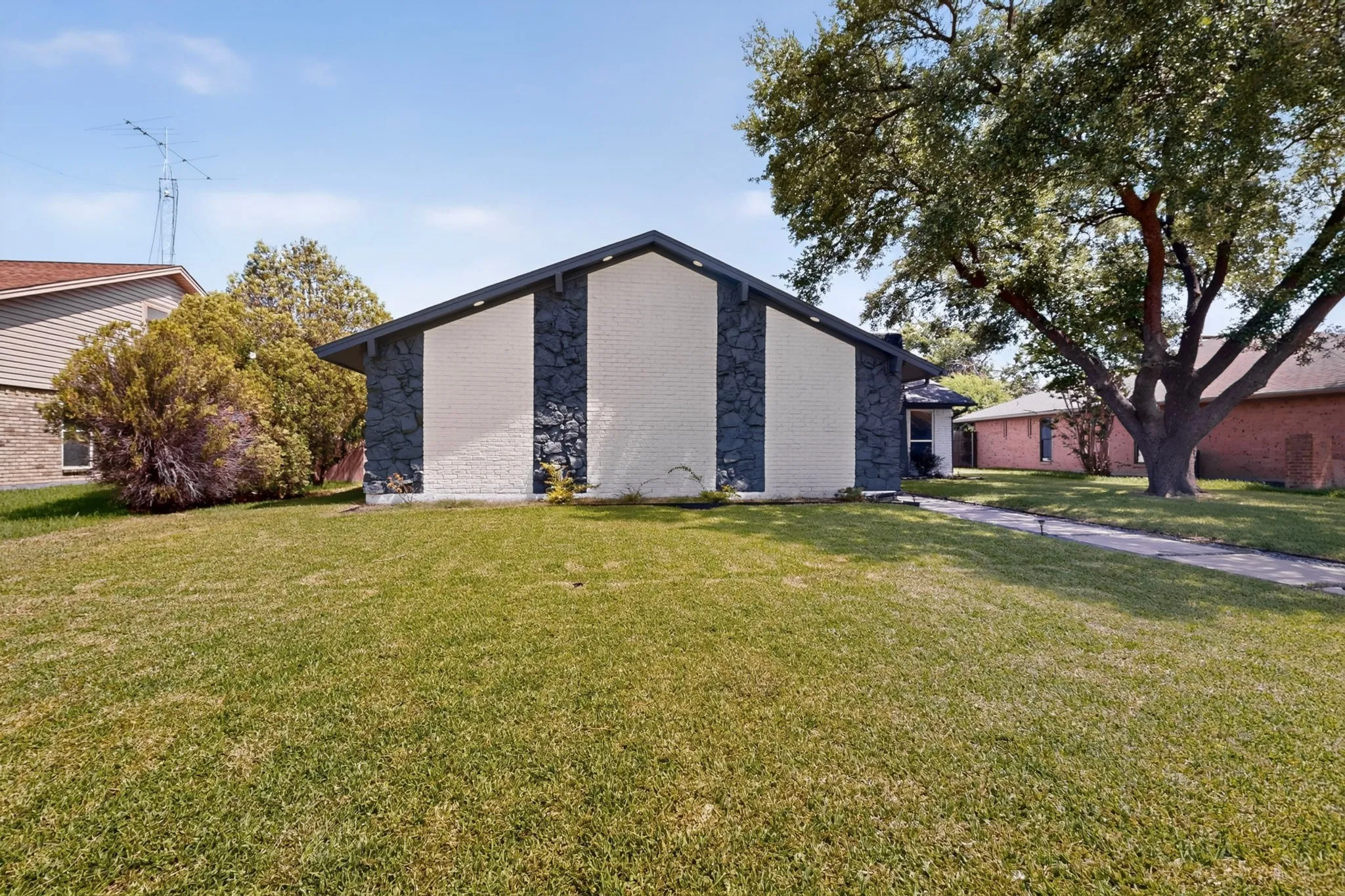 Single Family Residence For Rent in Dallas County , 1807 Auburn Drive, Richardson, Texas 75081, 4 Bedrooms, 2 Bathrooms, 2 Garage spaces, 2,316 Sqft, built in 1974, Price $2,800, mls#21315695, Real Estate Agent in Richardson, Homes For Rent in Dallas county, Homes For Rent in Richardson, Realtor in Richardson Texas, Real Estate Brokerage Independent Realty Texas, Luminita Cordes Realtor