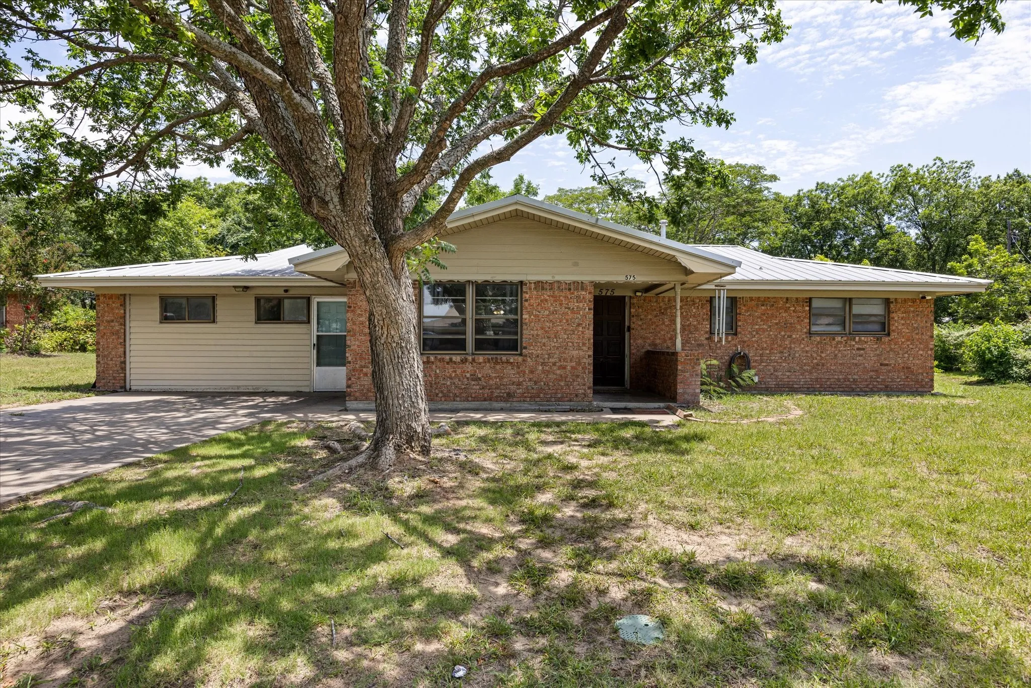Single Family Residence For Sale in Erath County , 575 N Charlotte Avenue, Stephenville, Texas 76401, 4 Bedroom, 2 Bathroom, Garage spaces, 2,156 Sqft, built in 1965, mls#21317760, Real Estate Agent in Stephenville, Homes For Sale in Erath county, Homes For Sale in Stephenville, Realtor in Stephenville Texas, Real Estate Brokerage Independent Realty Texas, Luminita Cordes Realtor