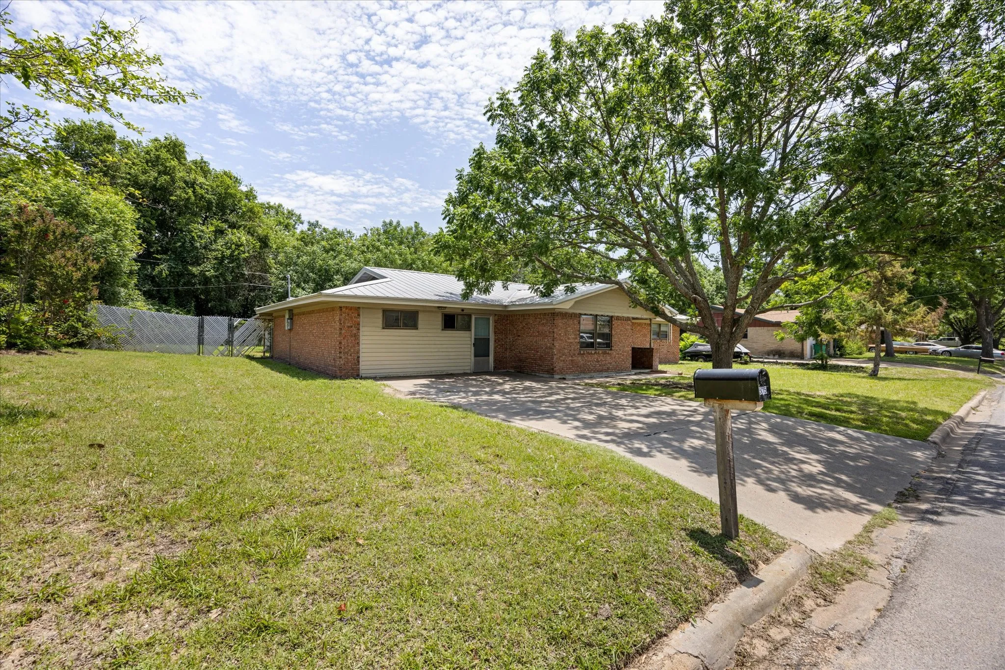 Single Family Residence For Sale in Erath County , 575 N Charlotte Avenue, Stephenville, Texas 76401, 4 Bedroom, 2 Bathroom, Garage spaces, 2,156 Sqft, built in 1965, mls#21317760, Real Estate Agent in Stephenville, Homes For Sale in Erath county, Homes For Sale in Stephenville, Realtor in Stephenville Texas, Real Estate Brokerage Independent Realty Texas, Luminita Cordes Realtor