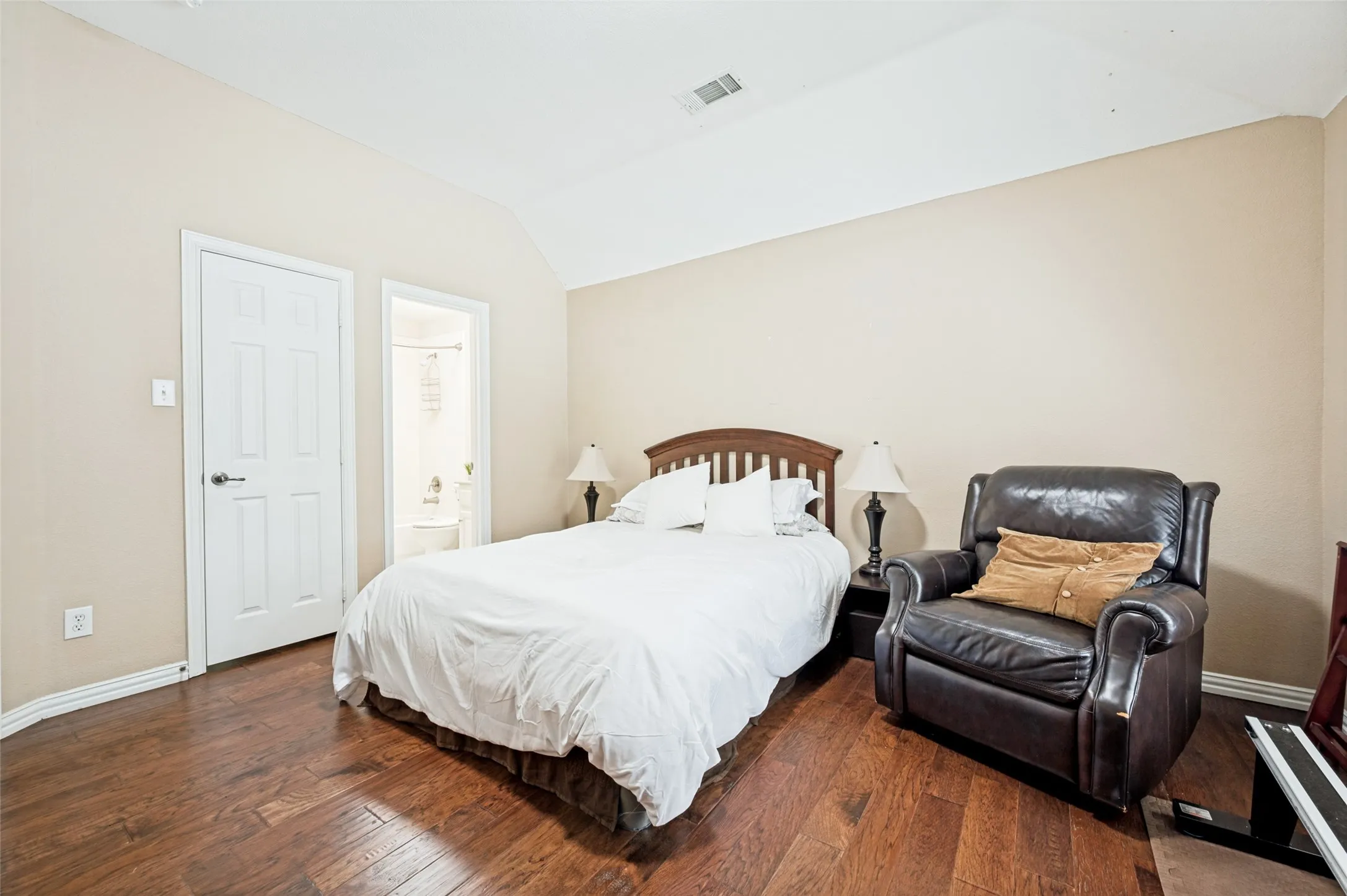 Single Family Residence For Sale in Denton County , 1700 Coyote Ridge, Carrollton, Texas 75010, 5 Bedroom, 4 Bathroom, 3 Garage spaces, 3,260 Sqft, built in 2001, mls#21316884, Real Estate Agent in Carrollton, Homes For Sale in Denton county, Homes For Sale in Carrollton, Realtor in Carrollton Texas, Real Estate Brokerage Independent Realty Texas, Luminita Cordes Realtor
