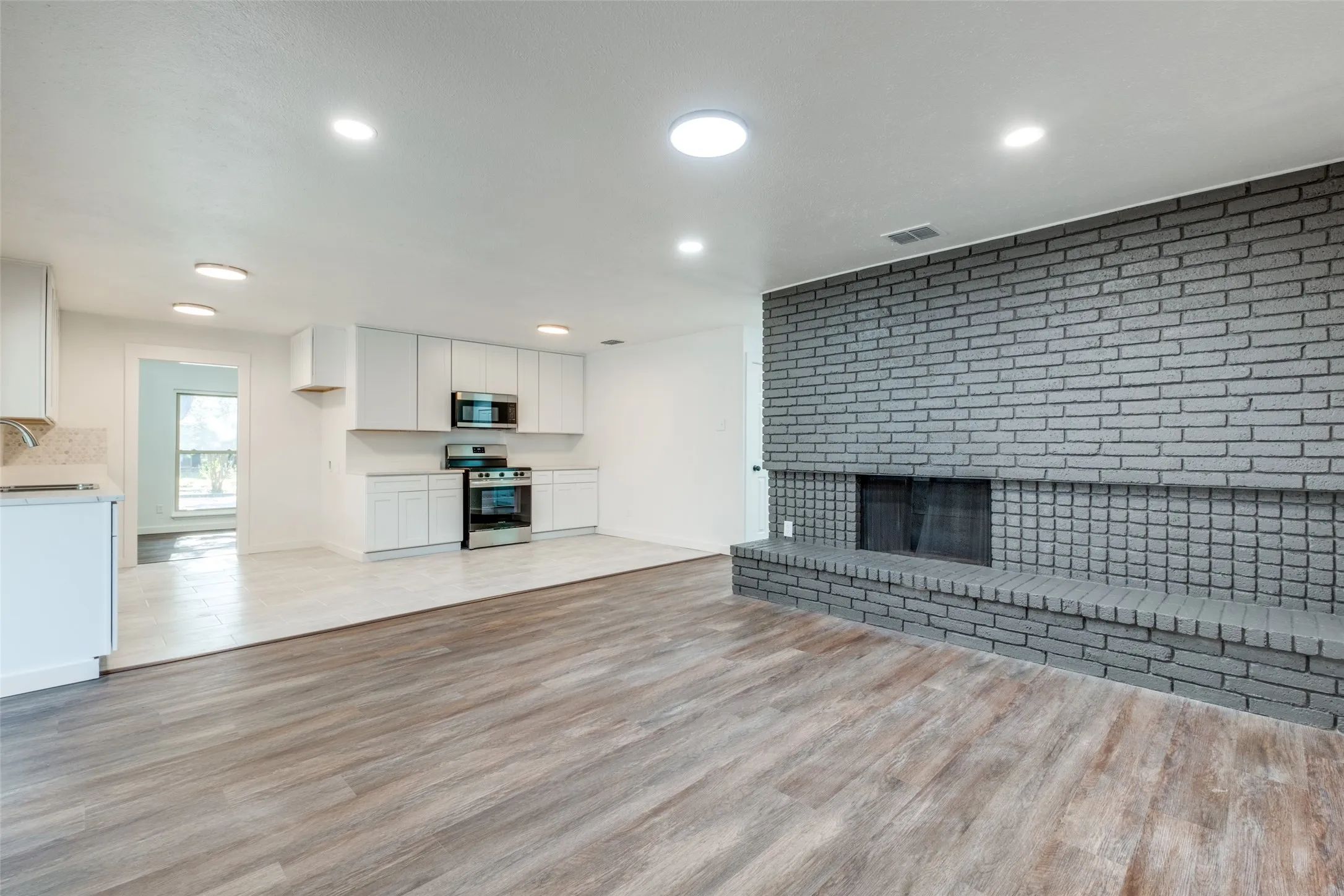 Single Family Residence For Sale in Dallas County , 8507 Baumgarten Drive, Dallas, Texas 75228, 3 Bedroom, 2 Bathroom, 2 Garage spaces, 1,983 Sqft, built in 1975, mls#21318317, Real Estate Agent in Dallas, Homes For Sale in Dallas county, Homes For Sale in Dallas, Realtor in Dallas Texas, Real Estate Brokerage Independent Realty Texas, Luminita Cordes Realtor