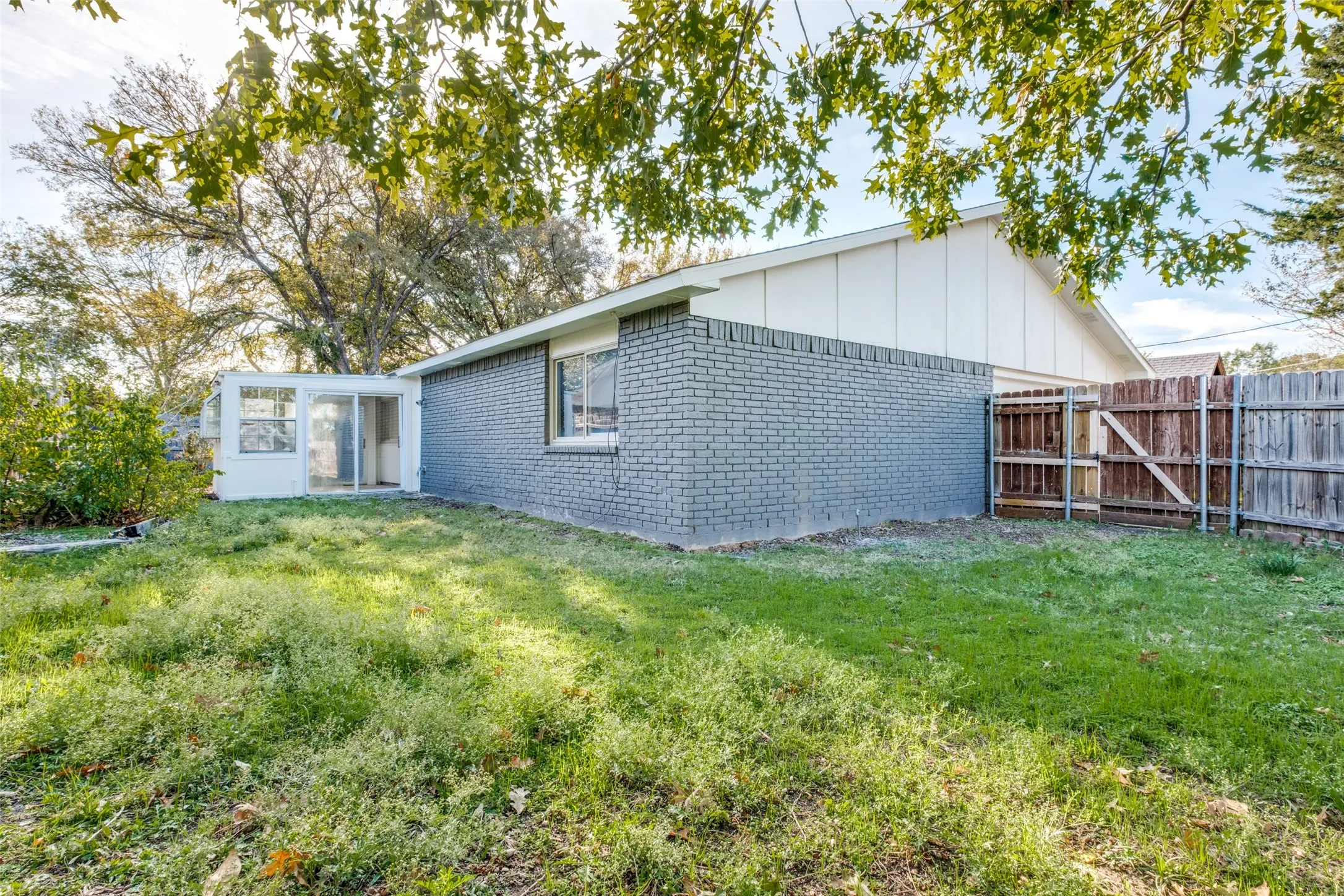 Single Family Residence For Sale in Dallas County , 8507 Baumgarten Drive, Dallas, Texas 75228, 3 Bedroom, 2 Bathroom, 2 Garage spaces, 1,983 Sqft, built in 1975, mls#21318317, Real Estate Agent in Dallas, Homes For Sale in Dallas county, Homes For Sale in Dallas, Realtor in Dallas Texas, Real Estate Brokerage Independent Realty Texas, Luminita Cordes Realtor