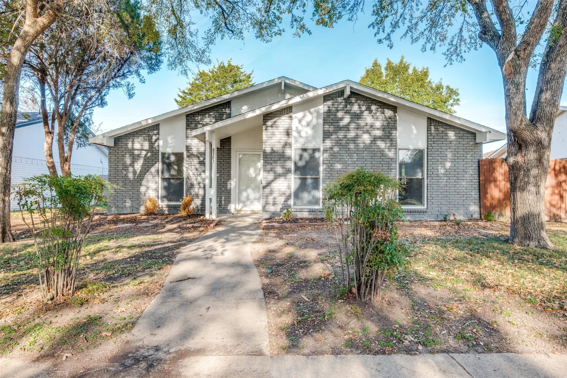 Single Family Residence For Sale in Dallas County , 8507 Baumgarten Drive, Dallas, Texas 75228, 3 Bedroom, 2 Bathroom, 2 Garage spaces, 1,983 Sqft, built in 1975, mls#21318317, Real Estate Agent in Dallas, Homes For Sale in Dallas county, Homes For Sale in Dallas, Realtor in Dallas Texas, Real Estate Brokerage Independent Realty Texas, Luminita Cordes Realtor