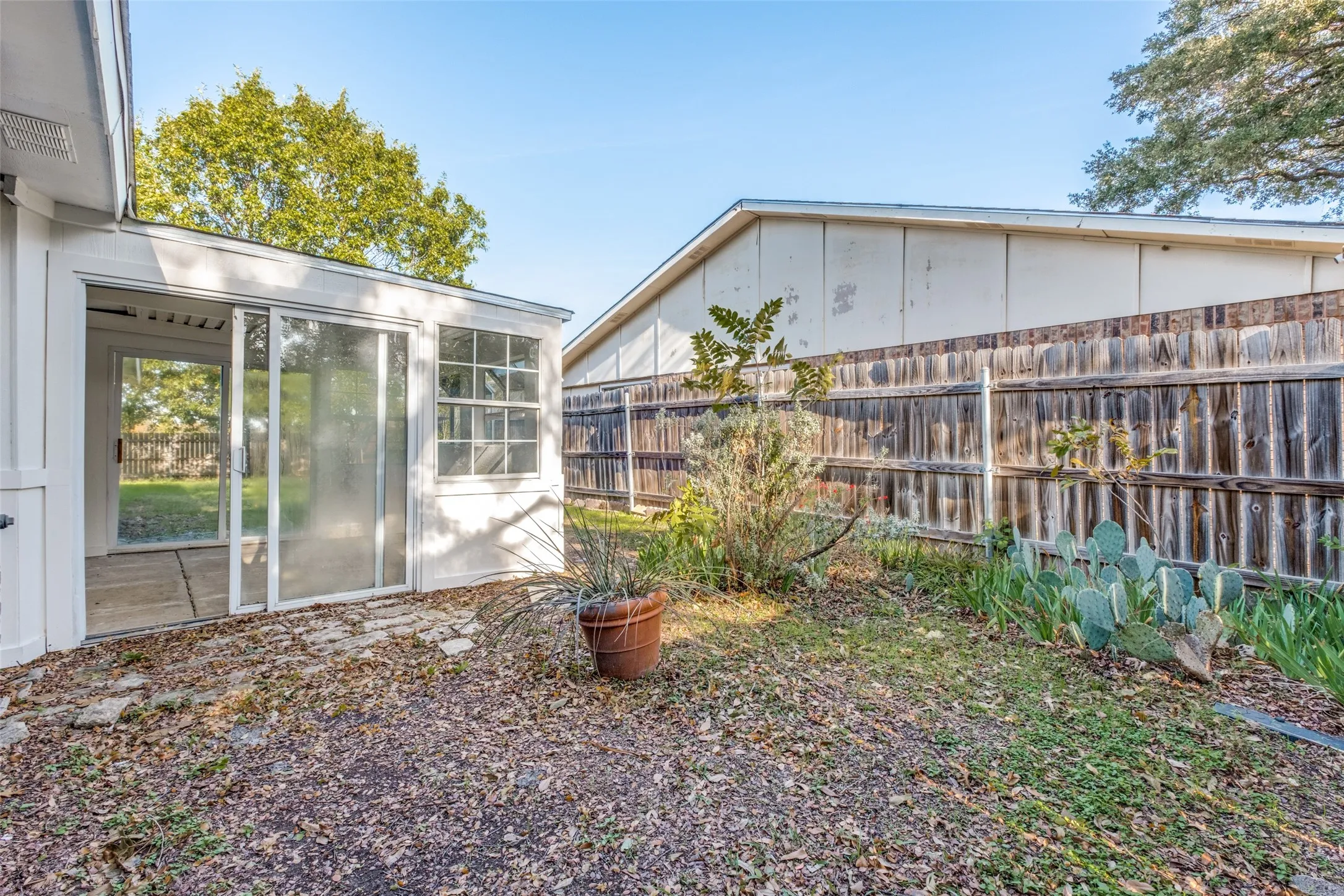 Single Family Residence For Sale in Dallas County , 8507 Baumgarten Drive, Dallas, Texas 75228, 3 Bedroom, 2 Bathroom, 2 Garage spaces, 1,983 Sqft, built in 1975, mls#21318317, Real Estate Agent in Dallas, Homes For Sale in Dallas county, Homes For Sale in Dallas, Realtor in Dallas Texas, Real Estate Brokerage Independent Realty Texas, Luminita Cordes Realtor