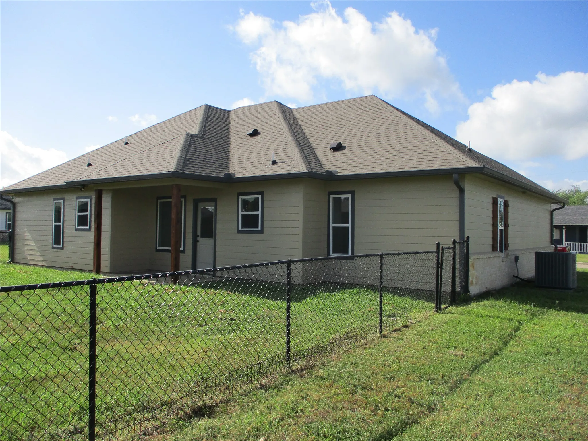 Single Family Residence For Sale in Rains County , 117 Mill Street, Emory, Texas 75440, 3 Bedrooms, 2 Bathrooms, 2 Garage spaces, 1,479 Sqft, built in 2021, Price $329,000, mls#21318322, Real Estate Agent in Emory, Homes For Sale in Rains county, Homes For Sale in Emory, Realtor in Emory Texas, Real Estate Brokerage Independent Realty Texas, Luminita Cordes Realtor