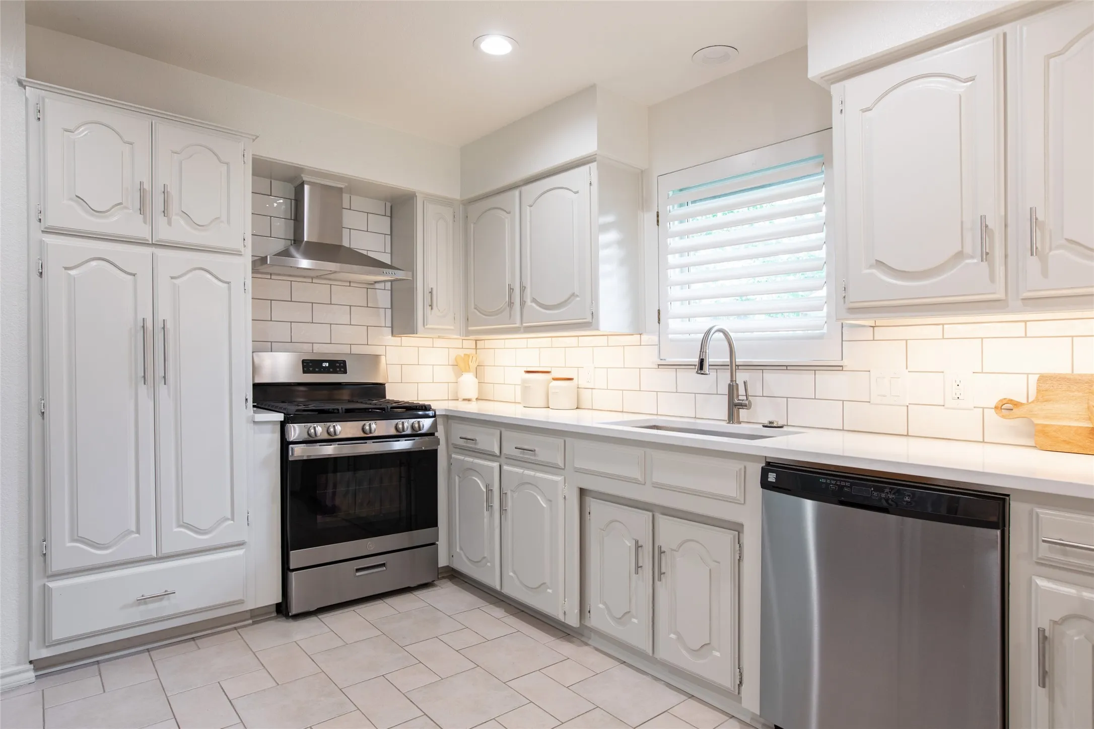Brand new gas range and hood