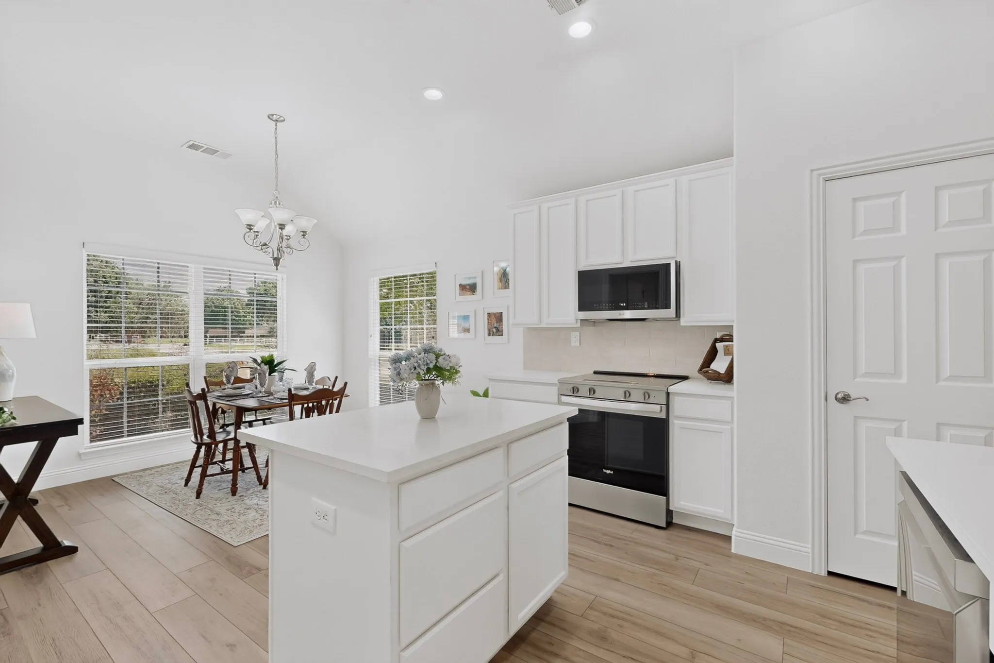 Single Family Residence For Sale in Denton County , 12001 Lockhart Court, Denton, Texas 76207, 2 Bedroom, 2 Bathroom, 2 Garage spaces, 1,844 Sqft, built in 2010, mls#21317370, Real Estate Agent in Denton, Homes For Sale in Denton county, Homes For Sale in Denton, Realtor in Denton Texas, Real Estate Brokerage Independent Realty Texas, Luminita Cordes Realtor
