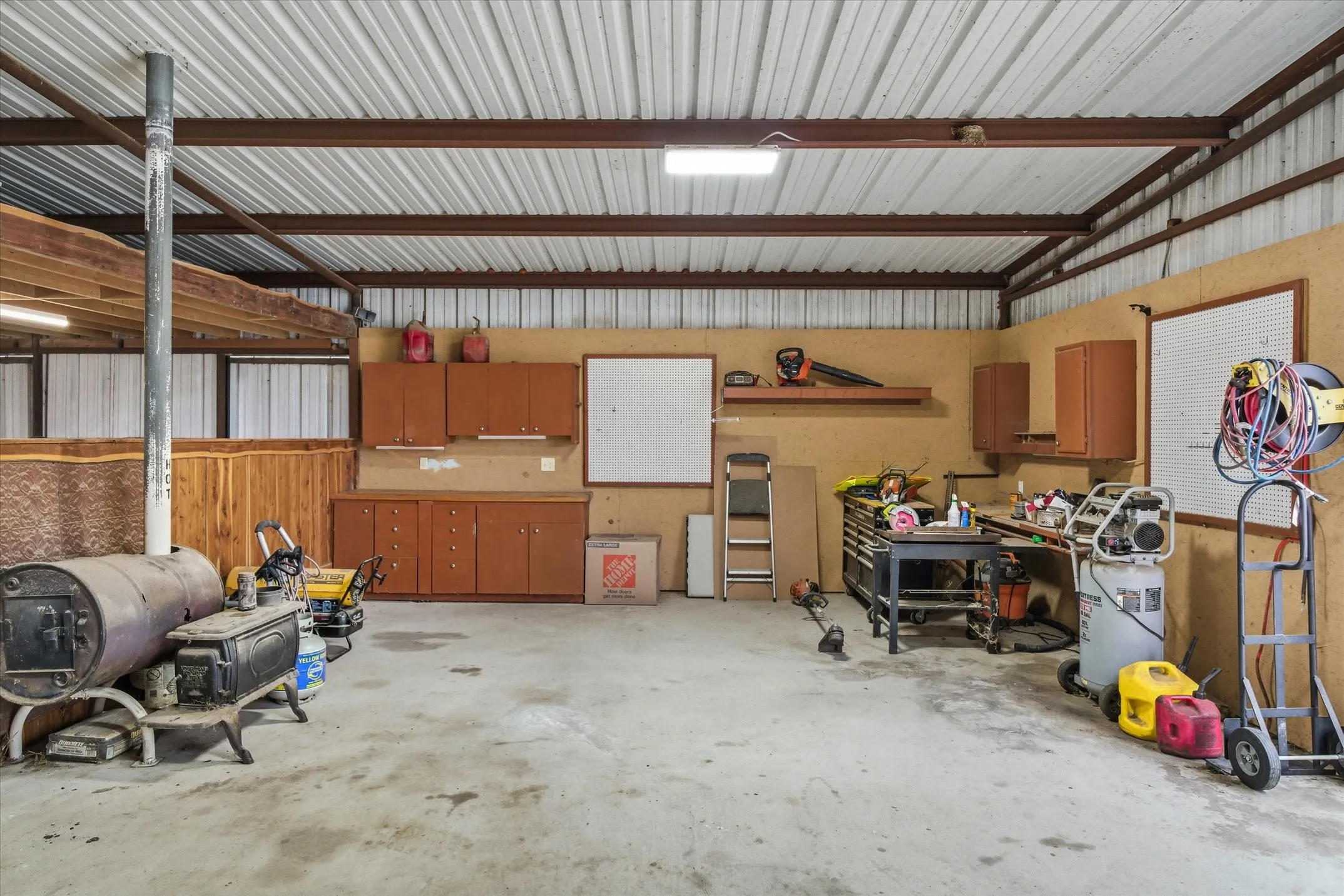 Single Family Residence For Sale in Kaufman County , 9111 County Road 313, Terrell, Texas 75161, 3 Bedroom, 2 Bathroom, 2 Garage spaces, 2,764 Sqft, built in 2011, mls#21318249, Real Estate Agent in Terrell, Homes For Sale in Kaufman county, Homes For Sale in Terrell, Realtor in Terrell Texas, Real Estate Brokerage Independent Realty Texas, Luminita Cordes Realtor