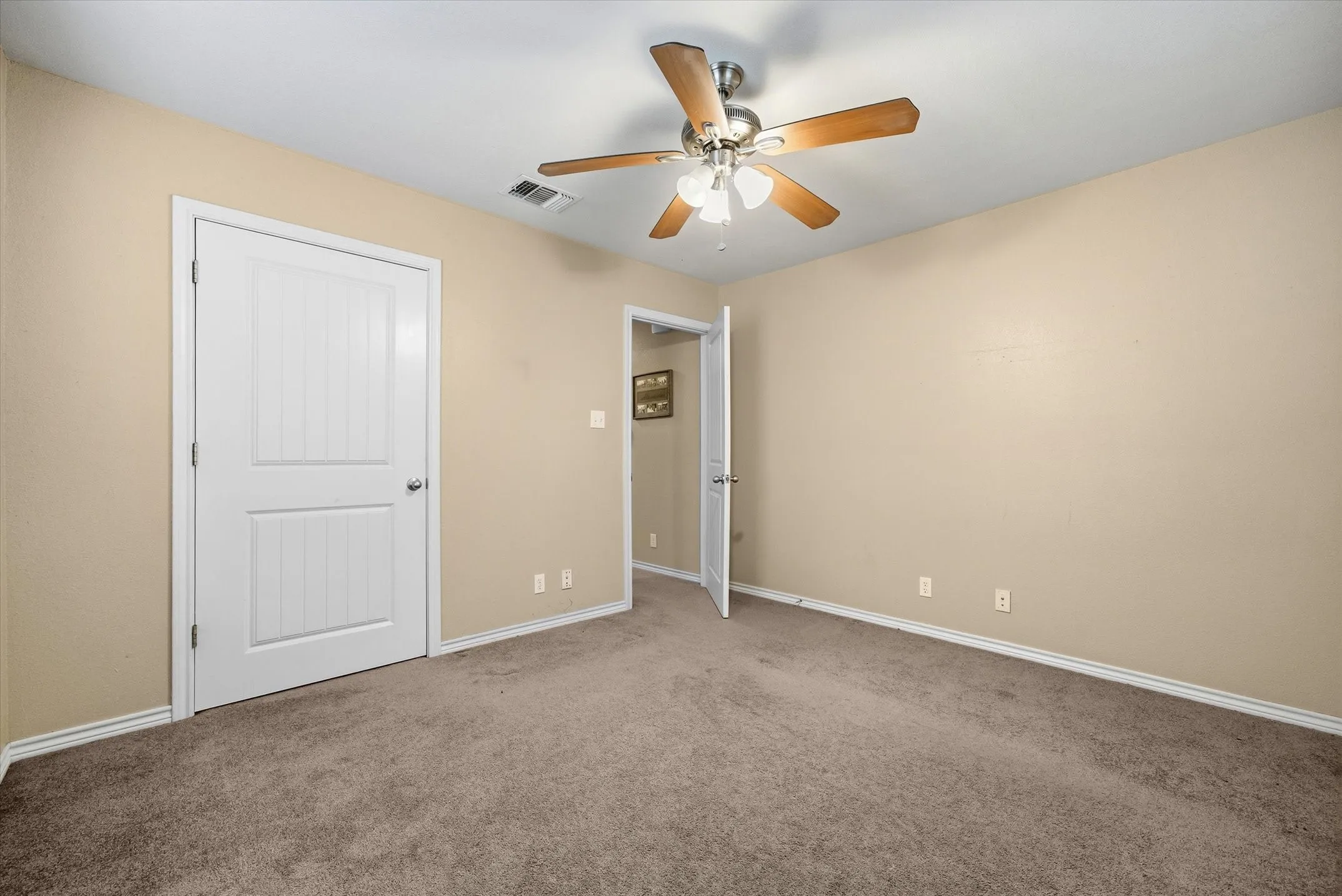 Single Family Residence For Sale in Kaufman County , 9111 County Road 313, Terrell, Texas 75161, 3 Bedroom, 2 Bathroom, 2 Garage spaces, 2,764 Sqft, built in 2011, mls#21318249, Real Estate Agent in Terrell, Homes For Sale in Kaufman county, Homes For Sale in Terrell, Realtor in Terrell Texas, Real Estate Brokerage Independent Realty Texas, Luminita Cordes Realtor